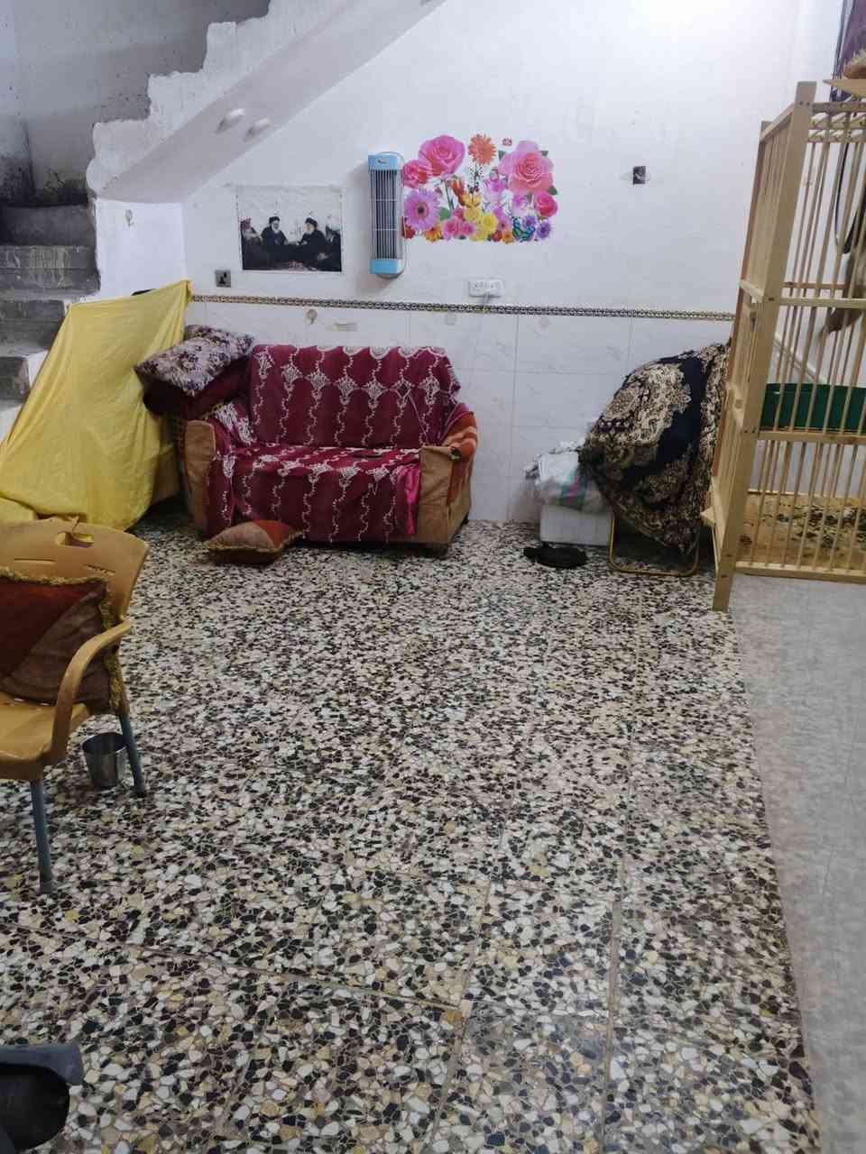 سلام عليكم من رخصه الدمن بيت للبيع بل حميديه يم المدارس 200 متر غرفتين + صاله + استفبال،+ مطبخ صحيات داخليه وخارجيه الستفسار اكثر انتصل ***********
