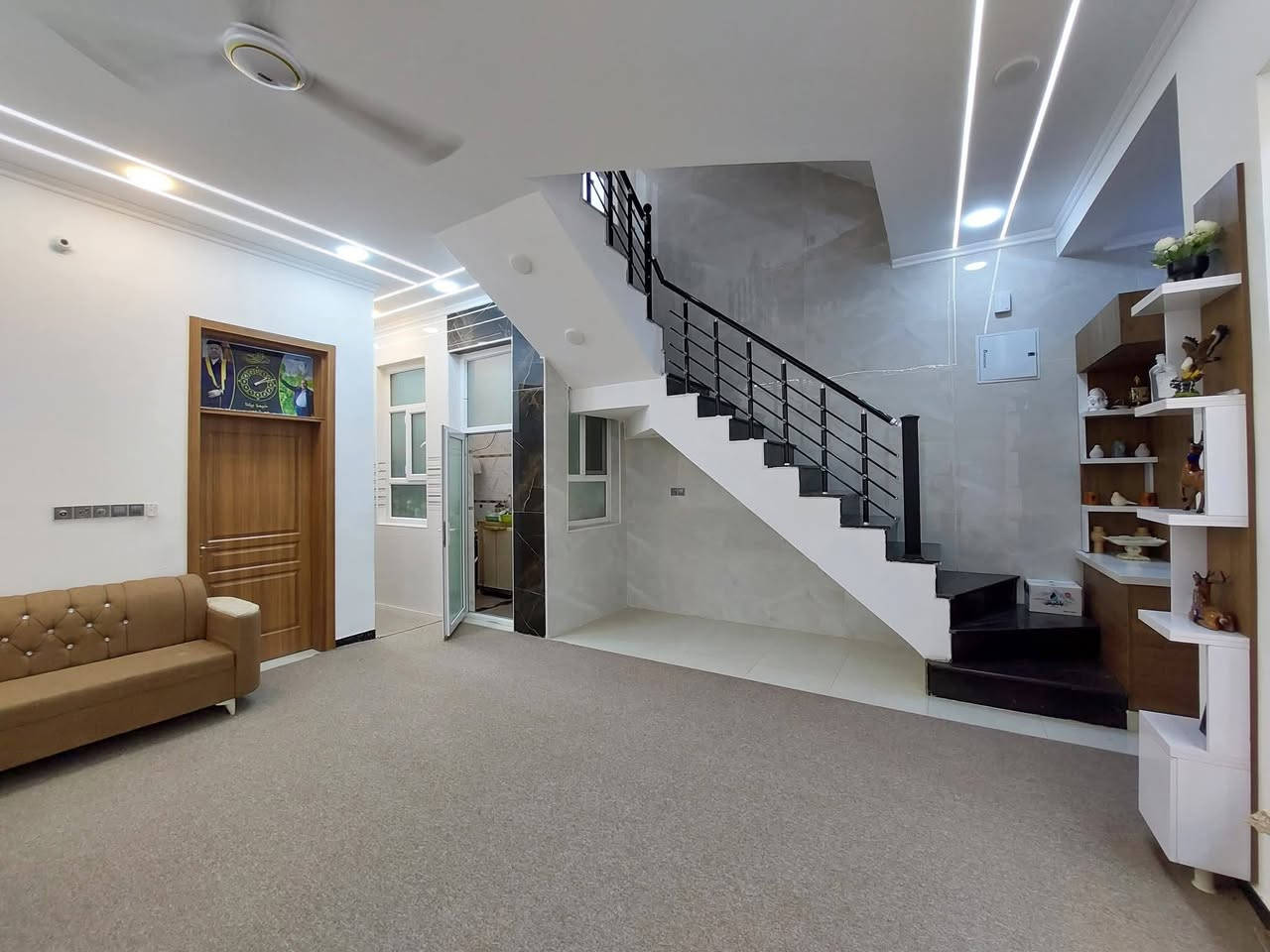 دار للبيع 130 متر حي ميسان قطاع 14 طابو صرف
بناء جديد  2025 درجة إولى مسلح كونكريت طابقين
رابع بيت عن الشارع العام 
الطابق الأول / غرفة وصالة وأستقبال ومطبخ حار وبارد وطارمة ومنور
الطابق الثاني / غرفتين وصالة وصحيات

#ملاحظة يباع مع الأثاث
للأستفسار *********** واتساب أيضاً موجود
