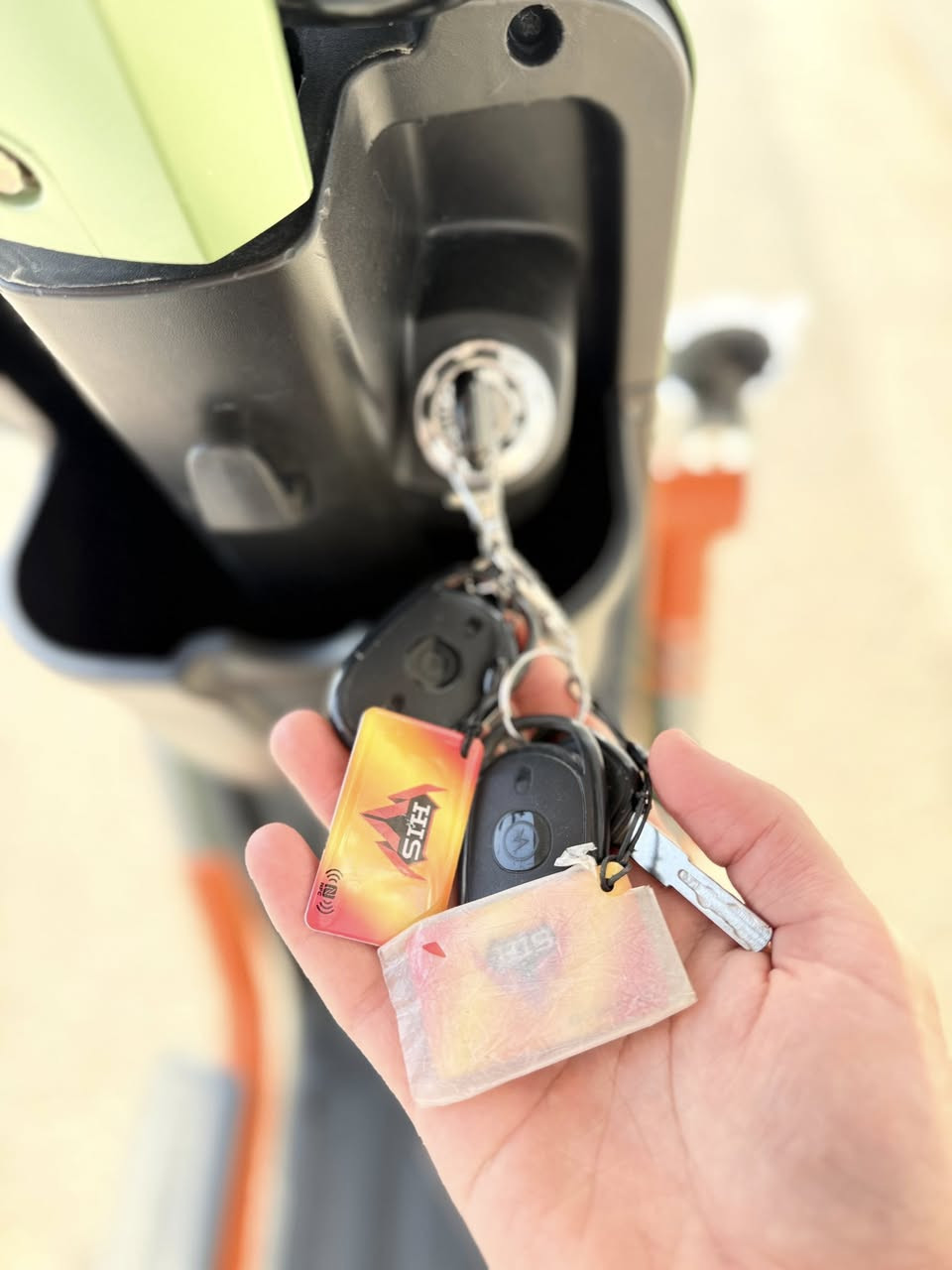 للبيع اكس 900 الشكل الجديد الجبليي⛰️
دراجة جديدة استخدام شهر خمس بطاريات كبار 38A 
تشغيل بصمة وكارت وسويج 
نضام 4 سرع ، R , P 
شاحنة اصلية ام العداد 
تمشي بالشحنة الوحدة 50 كم 
ملف وعقل 2000w 
بايدرات موجودات جدد ما مشدودات 
***********//*********** 
📍مكاني بغداد ابو غريب الزيتون 
السعر 450 الف
