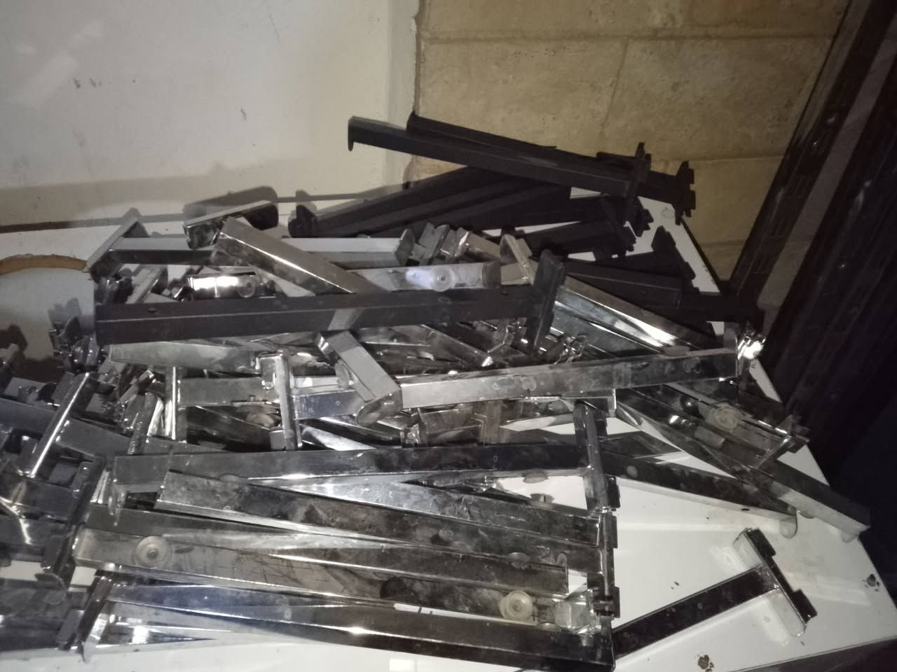 رفوف جام مستعمل قليل
عدد السجج 20 
عدد الجام 32
عدد الحمالات 65 
الي يريد يستفسر يدك عله هذه الرقم
***********
