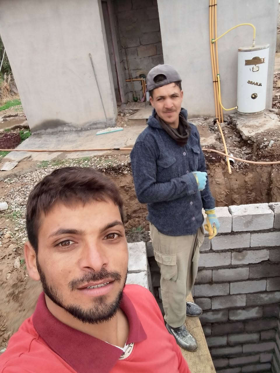 السلام عليكم يوجد كادر. عمل بناء ولبخ وتغليم وزرع الأشجار وتنظيف النخيل من البنات وحي الجميع 
خابر ***********
