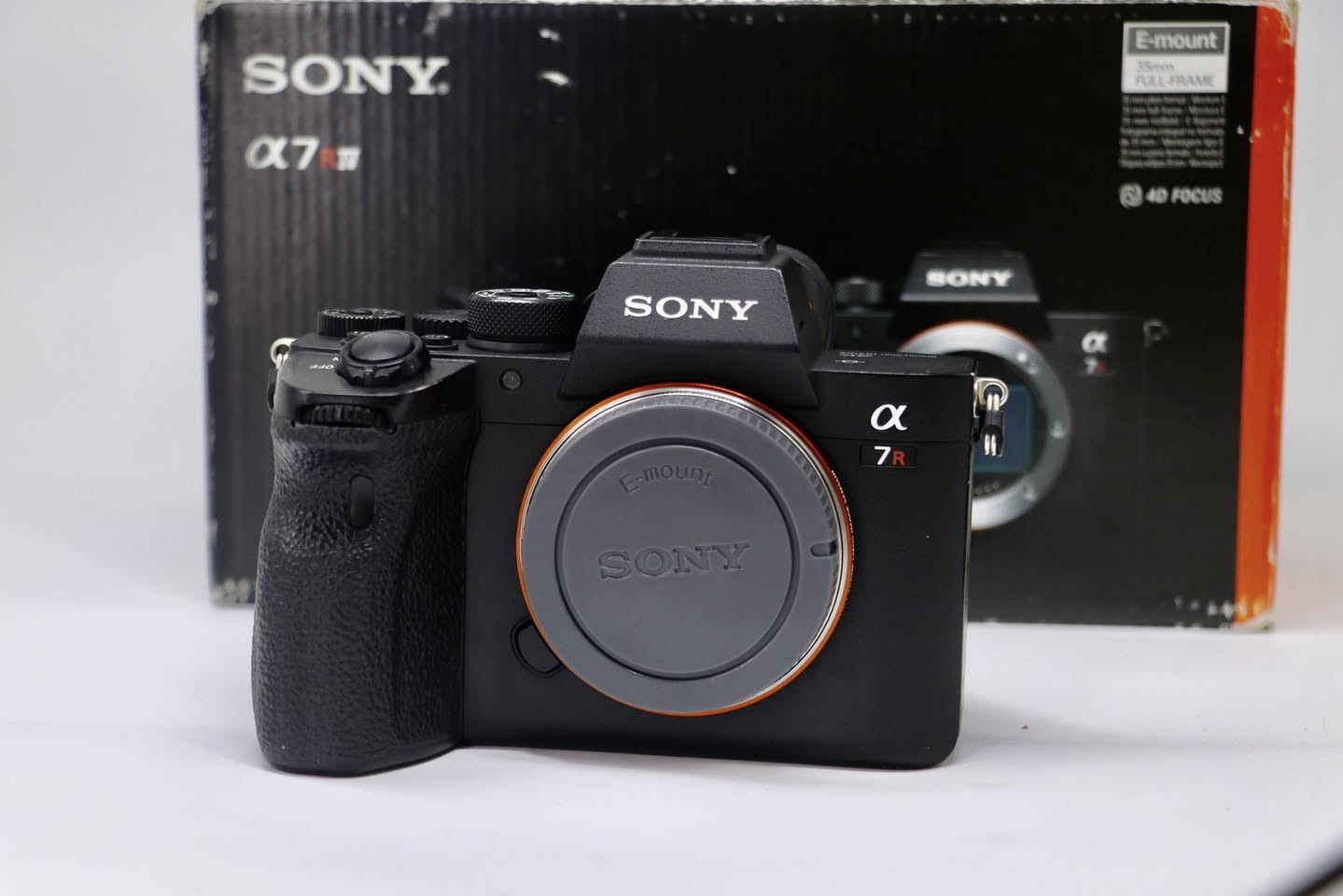 كأمره سوني    (💣 ✨A7R4 📸💣) نضافه 99/100 كامل ملحقات
📸
1- رام 32✅
3- حزام كتف✅
4- شاحنه اصليه ✅
5 بطاريه اصليه ✅ 
6- كيبل نقل صور ✅
يوجد توصيل كل العراق 🚚 السعر (⬅️مليون او 900➡️) 
 ***********
