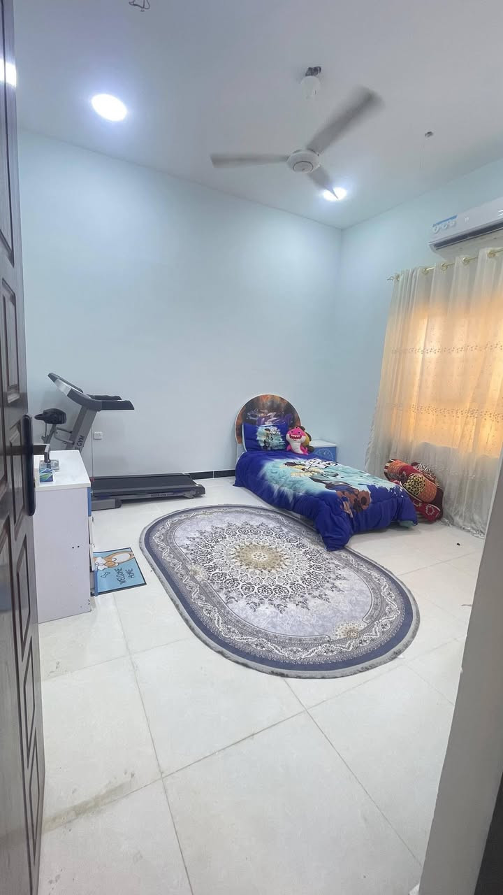 منزل للبيع طابقين المساحة ١٩٠م كل طابق معزول لوحده بدرج خارجي من ضمن البيت، طابوق بناء 2024، طابو صرف زراعي، المالك عراقي، تحويل سهم أو وكاله
منزل للبيع طابقين المساحة ١٩٠م كل طابق معزول لوحده بدرج خارجي من ضمن البيت، طابوق بناء 2024، طابو صرف زراعي، المالك عراقي، تحويل سهم أو وكاله
العنوان  أبي الخصيب – عويسيان، شارع مدرسة الإعلام، مسافة 3 دقائق مشي عن الشارع العام ، الواجهة 10، النزّال 19.

الطابق الأرضي يحتوي على ثلاث غرف نوم، ومطبخ مفتوح على الصالة، مساحة 5×9 واستقبال 4×6 مع كلدور وحمام (تواليت للضيوف) وحمامين، ومناور ومن ضمن البيت.

الطابق العلوي يحتوي على طارمة كبيرة وصالة 6×8 وغرفتين نوم، ومطبخ، وحمام تواليت ويتوفر فيه كهرباء وخط سحب ماء مستقل لكل طابق.

السعر: 210 وقابل للتفاوض
للاستفسار ***********

