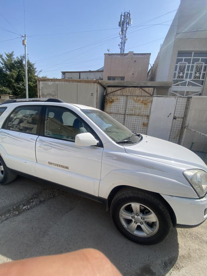 السلام عليكم سبورتج 2010 مكفوله من الضربه وصبغ وارد خليجي مكينه 2000 كير مكينه صدر تايرات مكفوله فتحه شاشه كامره سياره جاهزه السعر 120 وبيه مجال *********** 
*********** 
بغداد شارع فلسطين

