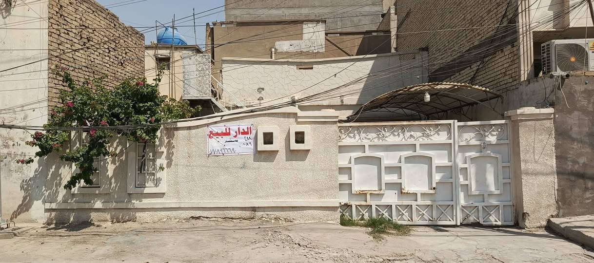 دار مساحته 180متر.الواجهة 9متر والنزال 20متر.....يحتوي على هول. واربع غرف نوم اثنان في الطابق الأرضي واثنان طابق ثاني... إضافة إلى الخدمات. حديقة وگراج لسيارتين. للاستفسار الاتصال عالرقم///***********...الموقع ..شارع جامع المشتل...مقابل مدرسة خالد بن الوليد....
