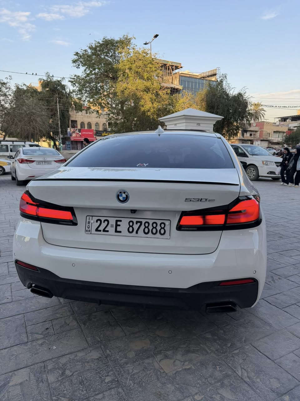 السلام عليكم
BMW 530e 2022 
ام بكج بلادي دركة ودوسات ودعاميات 
داتا شو 
تحديث لغة عربية كامل 
كاربلي وايرلس 
كشنات تدفئة داخل اسود 
ايمائات صوت 
سستم صوت هارمن كاردن 
دفع خلفي RWD 
حزام كهرباء 
حساس  امامي خلفي جانبي 
السيارة ٣ انظمة كهرباء + هايبرد+ بانزين 
الحادث كلش بسيط بارد بالجاملغ الامامي وصبغ قليل بالجاملغ الخلفي علكد الهلال 
السعر  35,800$ 
مكان السيارة بغداد المنصور او العامرية 
***********
***********
