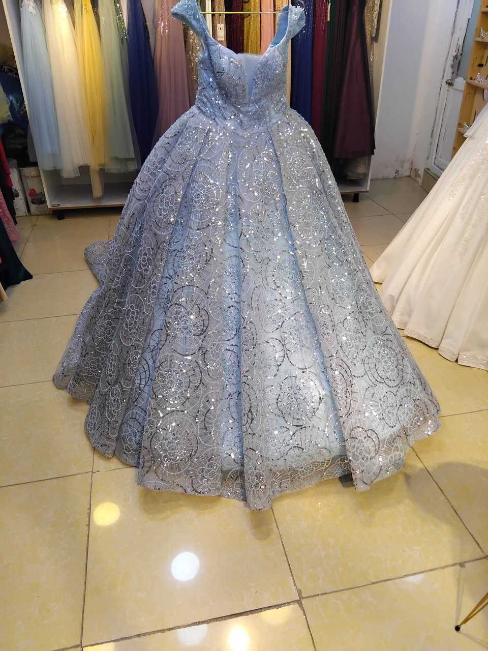 السلام عليكم 
لبيع بدلات الزفاف والألوان 
سعر ع 25 
توصيل موجود جميع محافظات 
واتساب/***********
