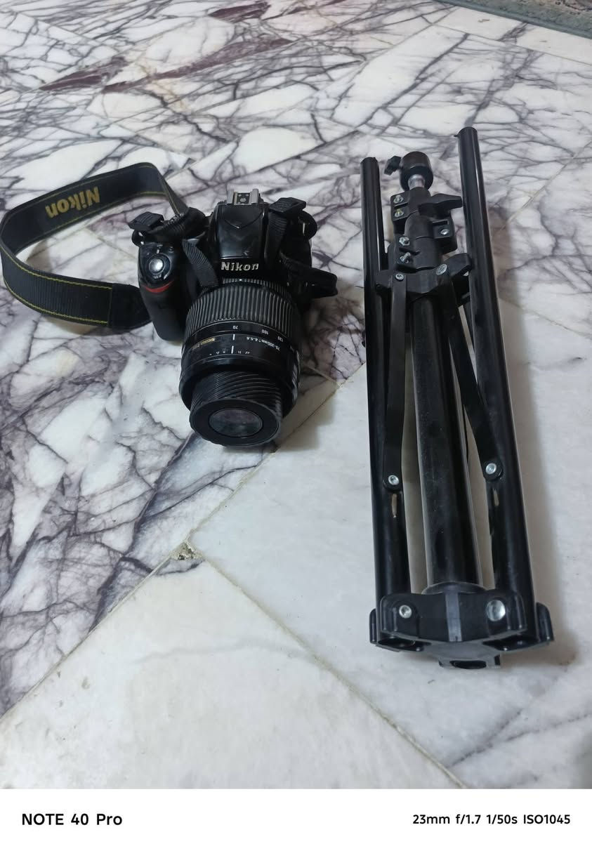 كاملة نيكون D3200 مع ستان
‏ نقصها عدسة بس ابيع على وضعها 
‏سعرهن ثنينهن ٧٥ الف قفل 
‏***********
مكاني عبيدي

