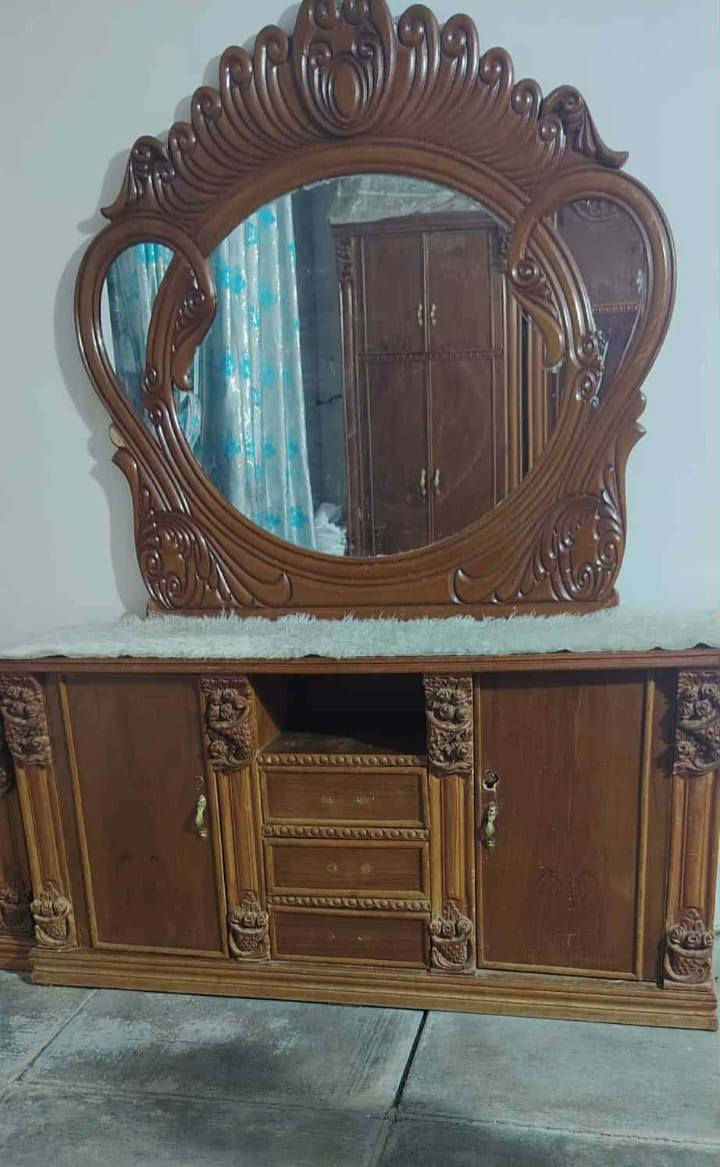 جربايه وخاناتها وميز مرايه
للبيع
***********
