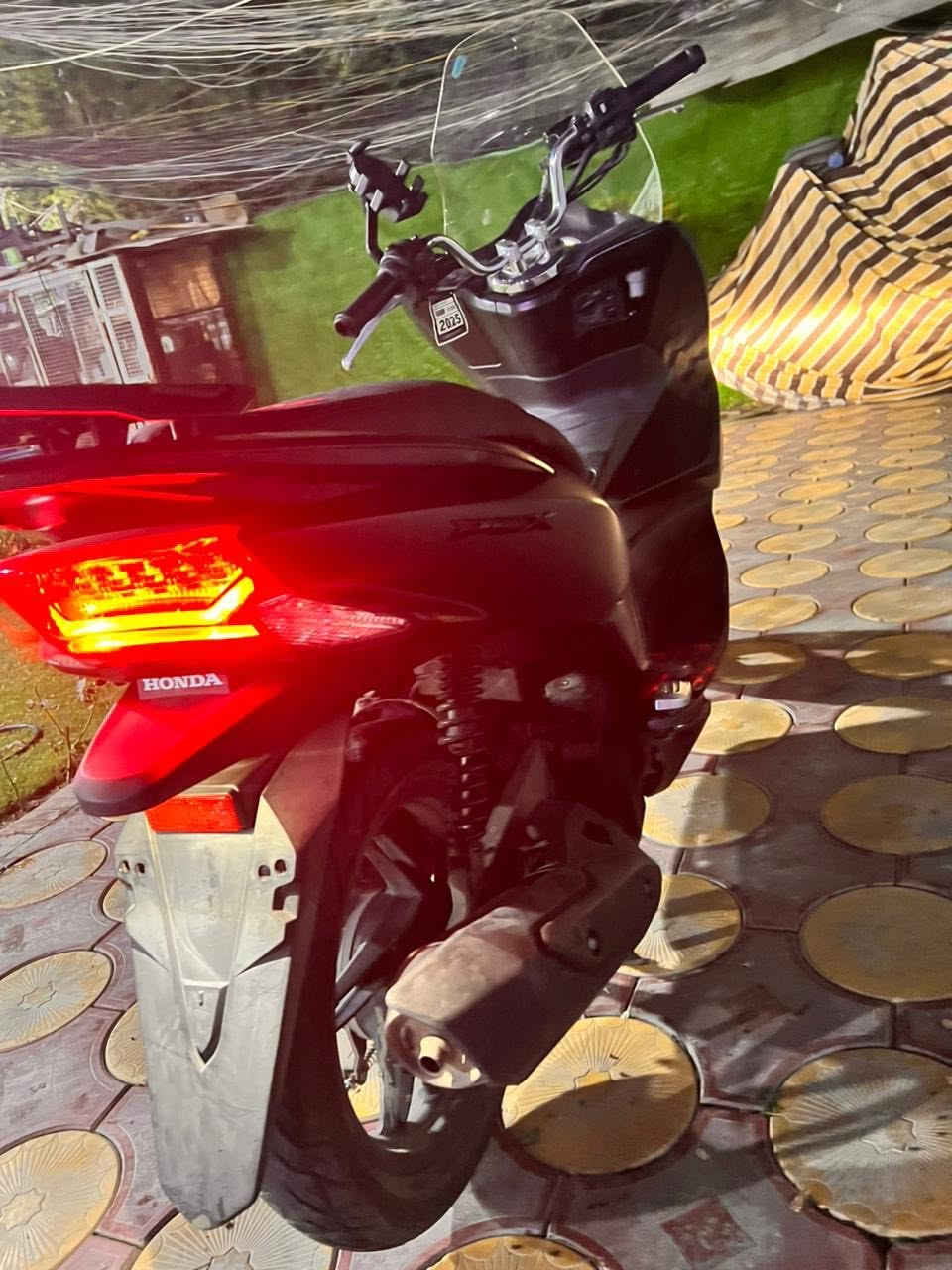 السلام عليكم دراجه pcx للبيع دراجه احله من الصوره  مكفوله كفاله عامه والدراجه جاهزه للترقيم وجيب عشر فيتريه وتعال شلعه ومعدل خير من الله دراجه من المزاد وياباني السعر خاص للاستفسار على الرقم ***********المكان بغداد
