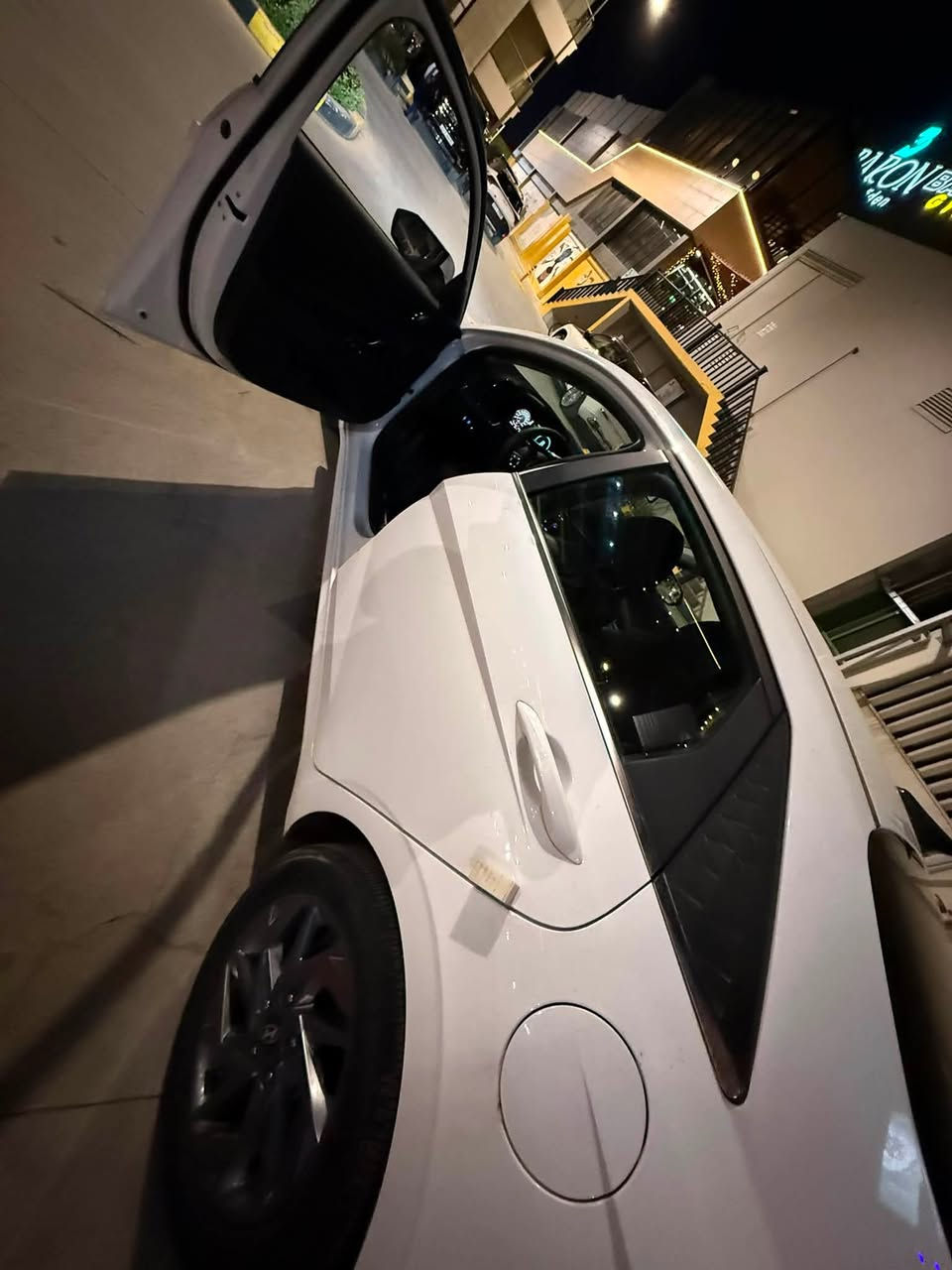 🚘 للبيع | هيونداي إلنترا 2025 هايبرد فول مواصفات – وارد أمريكي 🚘
✨ اللون: أبيض لؤلؤي
📍 وارد: أمريكي
📊 الممشى: 20 ألف
🔧 الضرر: حامل غطاء خلفي فقط (تم الإصلاح)

✅ فول مواصفات وتشمل:
• محرك 1.6 هايبرد اقتصادي جداً بالوقود (Hybrid)
• شاشة كبيرة مع نظام ملاحة
• Apple CarPlay و Android Auto
• عدادات ديجيتال
• فتحة سقف
• مقاعد جلد
• تبريد وتدفئة للمقاعد الأمامية
• تشغيل بصمة + دخول ذكي
• شاحن لاسلكي
• كاميرا خلفية
• مثبت سرعة ذكي (Adaptive Cruise Control)
• نظام الحفاظ على المسار
• مراقبة النقطة العمياء
• حساسات ومجموعة أنظمة أمان متطورة
• إضاءة LED أمامية وخلفية
• جنوط ألمنيوم أصلية
• مكيف أوتوماتيك ثنائي التحكم
• اقتصادية ممتازة بالوقود مع أداء ناعم وقوي. (hyundaiusa.com)

🚗 السيارة نظيفة جداً، استخدام خفيف، جاهزة للفحص، وما تحتاج أي مصروف.

📞 للاستفسار أو المعاينة راسلني على الخاص أو اتصل على الرقم: ***********

السعر: 173 (قابل للتفاوض بالمعقول)
