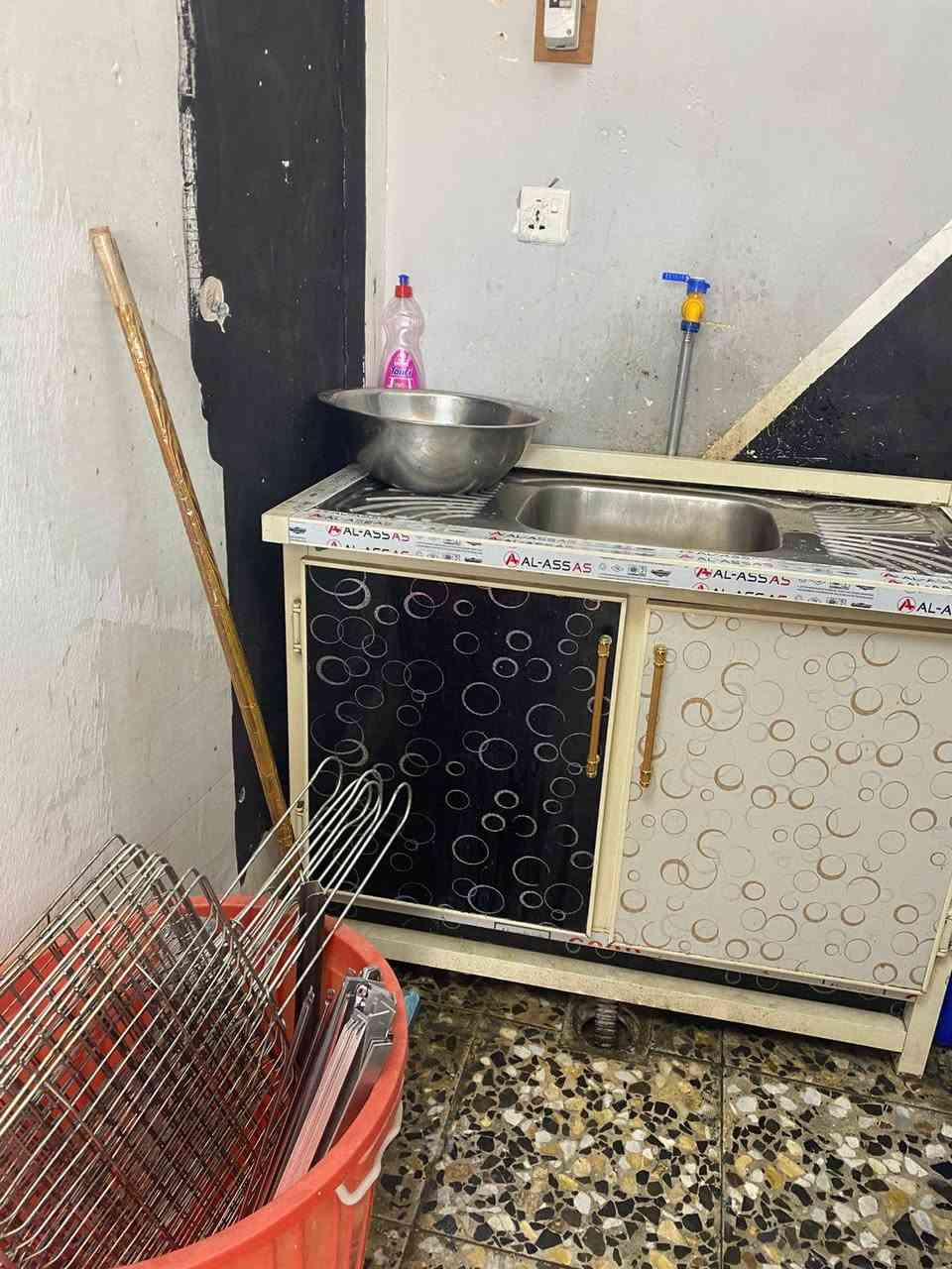 غراض مطعم للبيع  

جام خانه 

مناقل عدد 2  

ميوزه سل ستيل اصلي عدد 2 

مثرامه  Tk32  

ثلاجه حجم وسط نضيفه 

مجمده حجم صغير نضيفه 

ميز زغير جام مع كراسي عدد 2 

ميز كبير 

كرسي ابو النفرين عدد 1 

كراسي ابو النفر عدد 2 

طبله ام النفرين 

 روله سليفون 

سنك متر 

+ نواعم  

الحسينيه ***********
