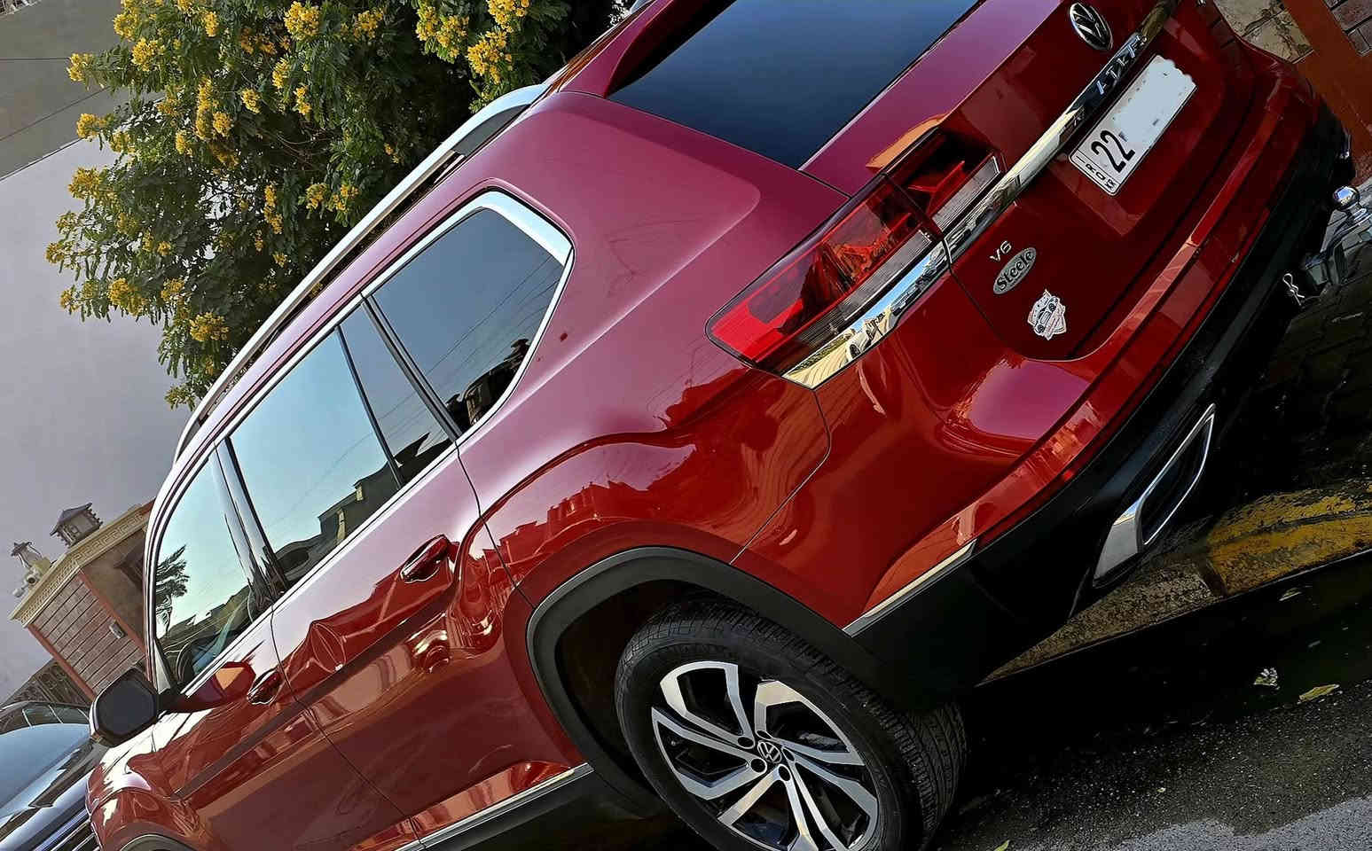 السلام عليكم 
فولكس واجن اتلاس 2023 فئة SEL 
السيارة محرك 6 سلندر سعة المحرك 3600 CC نظام الدفع AWD  بانوراما لايتات زنون عدسة متحركة اربع جهات كراسي جلد ذاكرة وكشن الوسط منفصل VIP سستم صوت ودمام خلفي التصليح درجة اولى صبغ بنيد وجاملغ بدون تبديل والراديترات وغاز التبريد مملعوب بيهن السيارة دخول وترقيم جديد رقم اربيل وبأسمي  السعر (290) $ للاستفسار ***********
