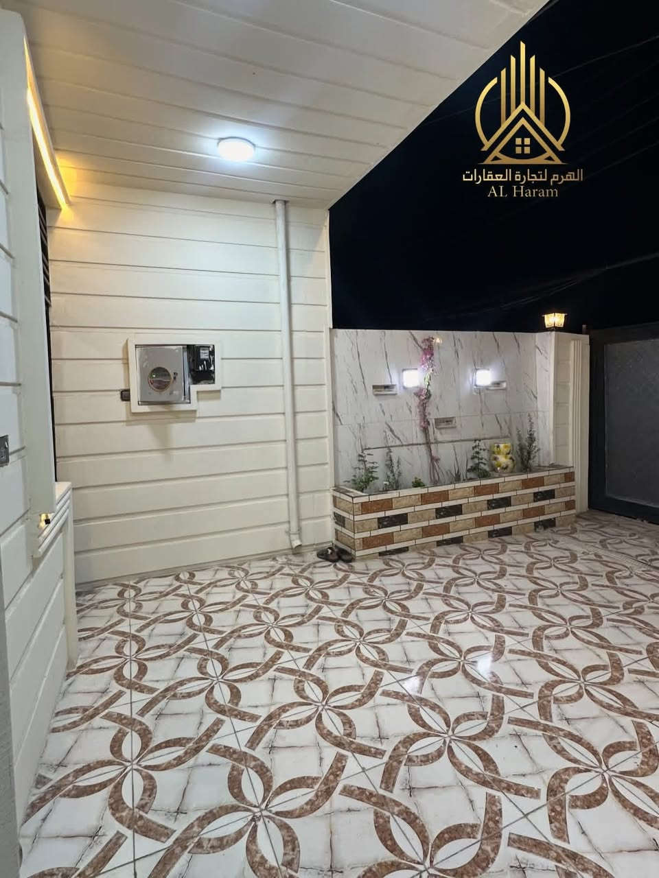 #حي_الوفاء - على حديقة جهة الميلاد 📍
دار 150 متر وجه 7.5 على حديقة طابقين

الطابق الاول : غرفتين نوم - صاله - استقبال - مطبخ - صحيات خارجيه - منور 

الطابق الثاني : غرفتين نوم - صاله - صحيات 

البناء طابوك السقف صب كونكرت

السعر : 235 مليون

للأستفسار 

سجاد مؤيد 

***********
***********

عنوان المكتب : خدمي سيف سعد - مقابل جامع محمد الجواد - على الشارع الرئيسي مباشرةً 📍
