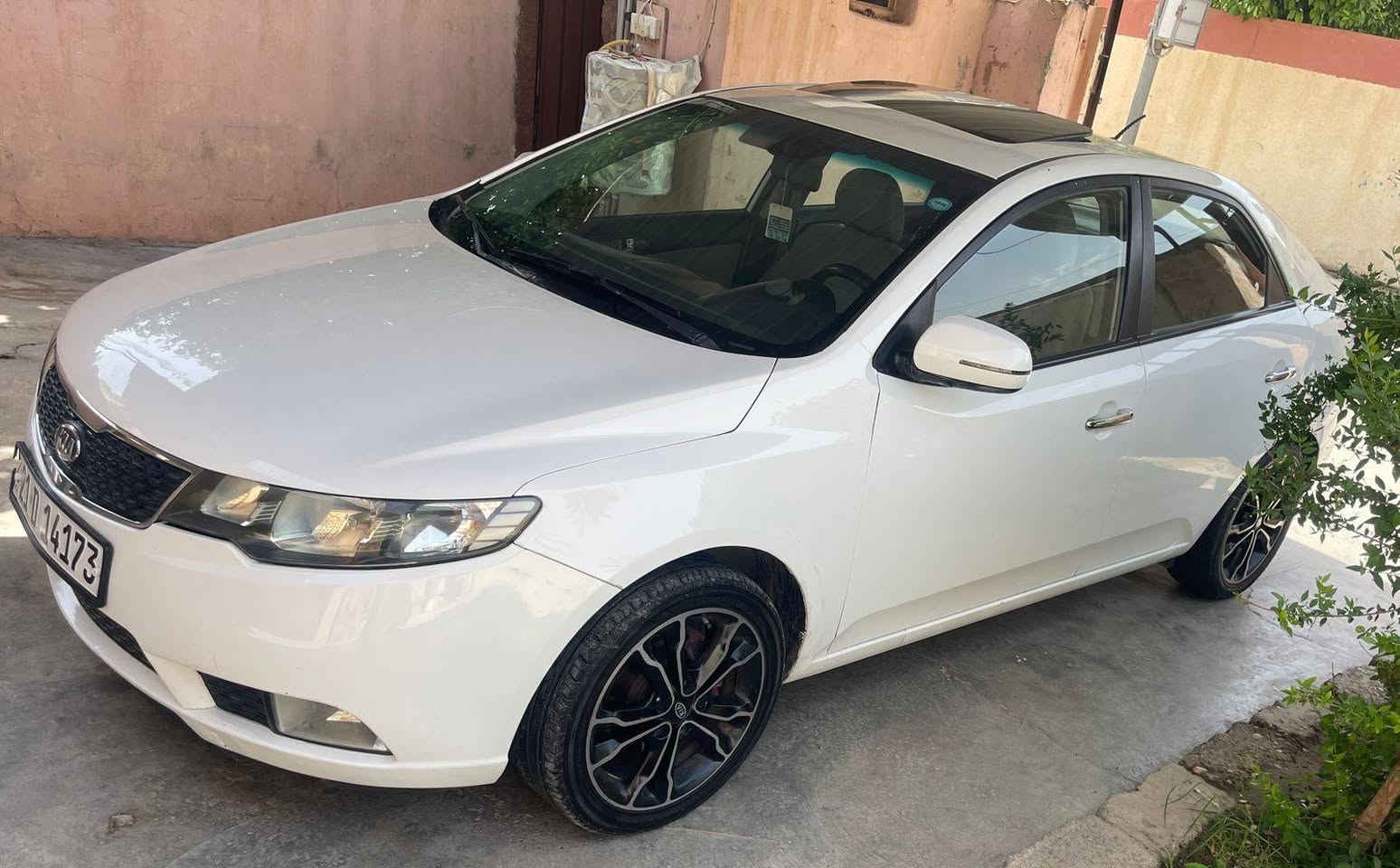 السلام عليكم سيارتو للبيع رقم سليمانيه هزه وسنويه جديد محرك كير ما مفتوح تبريد درجه اولى طخم تاير صدر جديد ضرر بارد بسيط جاملغ امامي فقد. السعر 107$ للاستفسار. *********** @
