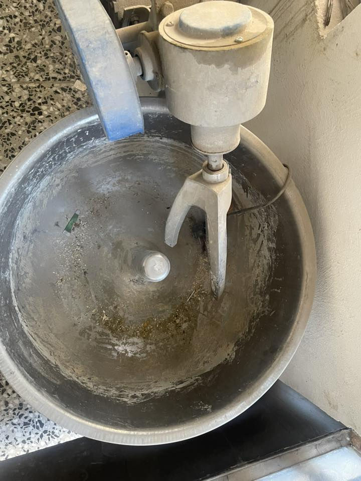 سلام وعليكم عجانه للبيع شغاله كلشي ما بيهة جديده كلش 

الاستفسار ***********
