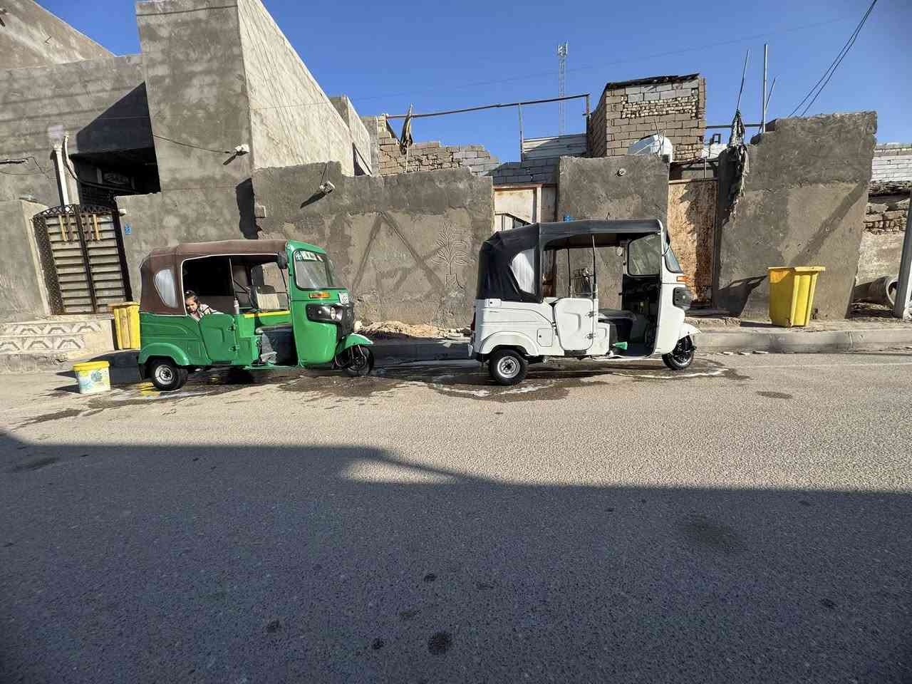 سلام عليكم تكتك بجاج مديل واحد وعشرين تكاتك كفاله بدي ومكينه بيضه كلش تخبل ماعده زلغات كلش قليله مكحلات ولخضره كذالك بيه ضربه زغيره كلش موضحه بصوره  ويخبلن وكلشي شغال بيهن لاحد يدخل يكلي شنو بيهن رقم وسنويه تواصل *********** عنوان خمسميل بصره
