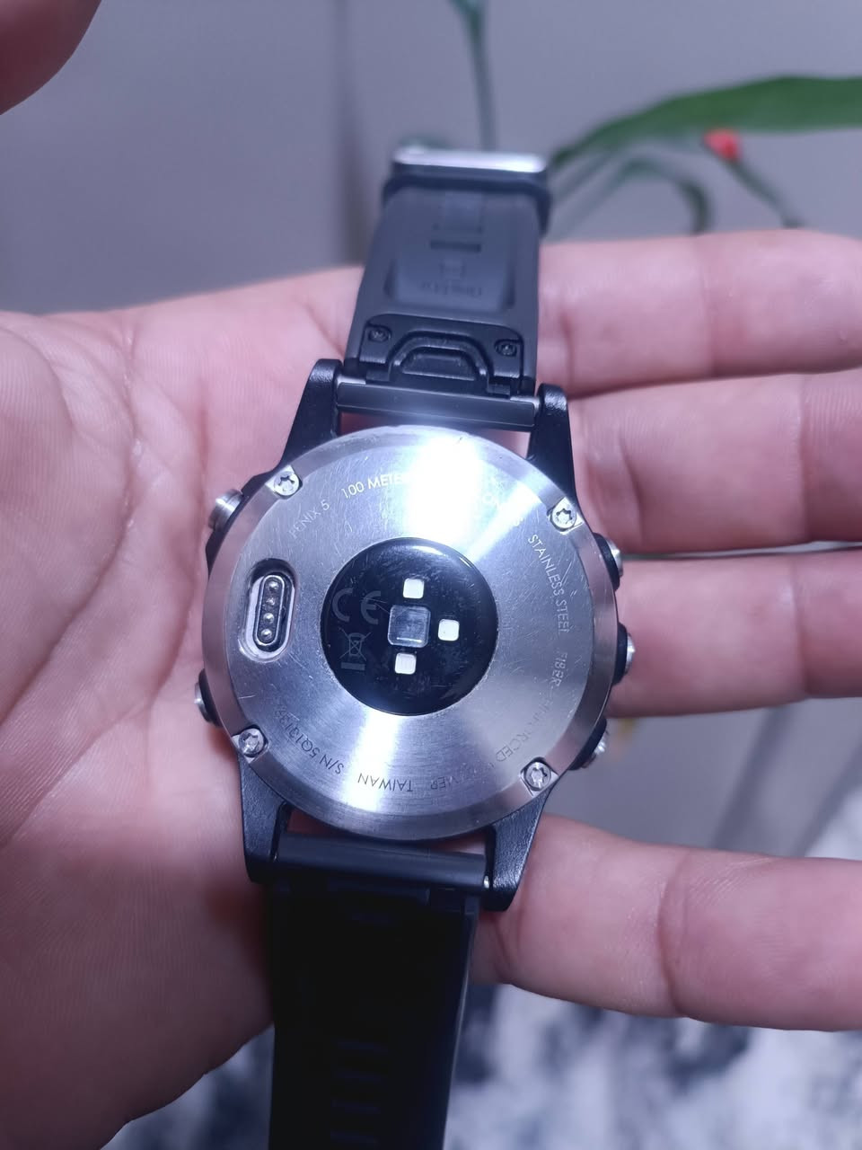 #الفضل الله وصول وجبه من ساعات كارمن
ساعة Garmin fēnix 5 ساعة رياضية ذكية متطورة مصممة للعسكرين والمدني وللرياضيين والمغامرين، وتتميز بهيكل قوي وقدرات تتبع دقيقة لنظام تحديد المواقع العالمي (GPS) ومعدل ضربات القلب. 
Garmin 
المواصفات الفنية (للطراز القياسي)
وفقاً لموقع Garmin.com و Phonetradr:
الشاشة: شاشة ملونة مقاس 1.2 بوصة بدقة 240 × 240 بكسل، واضحة تحت ضوء الشمس.
البطارية: تدوم حتى 14 يوماً في وضع الساعة الذكية، وحتى 24 ساعة في وضع GPS.
المتانة: مقاومة للماء حتى عمق 100 متر (10 ATM)، مع إطار من الفولاذ المقاوم للصدأ.
المستشعرات: تشمل نظام GPS وGlonass، ومقياس ارتفاع بارومتري، وبوصلة إلكترونية، ومستشعر ضربات القلب من المعصم. 
Garmin Malaysia
Garmin Malaysia
 +4
الميزات والوظائف
تتبع الرياضات المتعددة: تدعم أنشطة مثل الجري، السباحة، ركوب الدراجات، التزلج، والجولف.
إصدار السافاير (Sapphire): يتوفر في بعض الطرازات عدسة من كريستال الياقوت المقاوم للخدش، بالإضافة إلى تقنية Wi-Fi للمزامنة التلقائية.
الإشعارات الذكية: تتيح لك استقبال تنبيهات البريد الإلكتروني، والرسائل النصية، والمكالمات الواردة عند ربطها بهاتفك. 
يدعم خرائط العراق واللغه العربي نظافته 99


**إذا كنت صاحب هذا الإعلان وتريد حذفه لأي سبب، رجاءا أرسل رسالة إلى الدعم الفني**