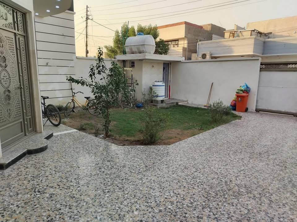 السلام عليكم يوجد لدينا دار للبيع مساحه 300 مترواجهه 10 ونزال 30 يحتوي على ستقبال +مطبخ +صاله +غرف نوم عدد 4+حمامات عدد 2 ألبيت بناء حديث جميع الخدمات موجوده ماء وتبليط وكهرباء نوع الملك طابو زراعي سند 25اقرار محكمه العنوان بغداد الدوره البوعيثه قرب جامع تبارك الرحمن الاستفسار اتصل على هاتف *********** /***********
