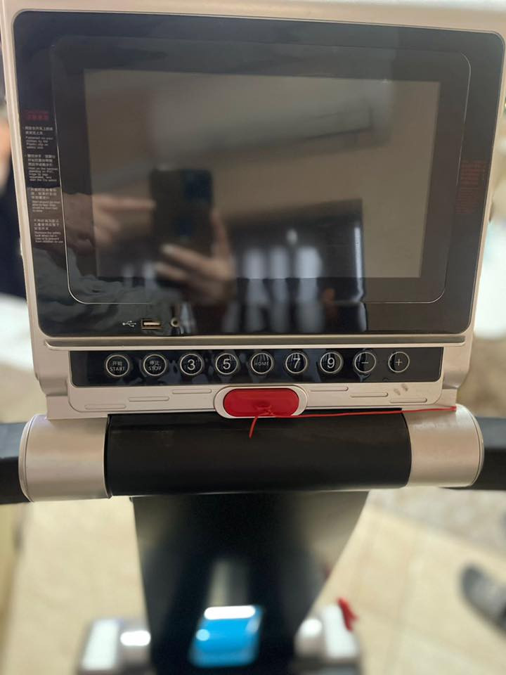 جهاز جري للبيع استعمال قليل جدا يتحمل وزن ١٢٠ كغم من شركة IUBU الشاشة يفتح بيهة يوتيوب 
السعر 270 الف وبيه مجال 
للاستفسار  ***********
