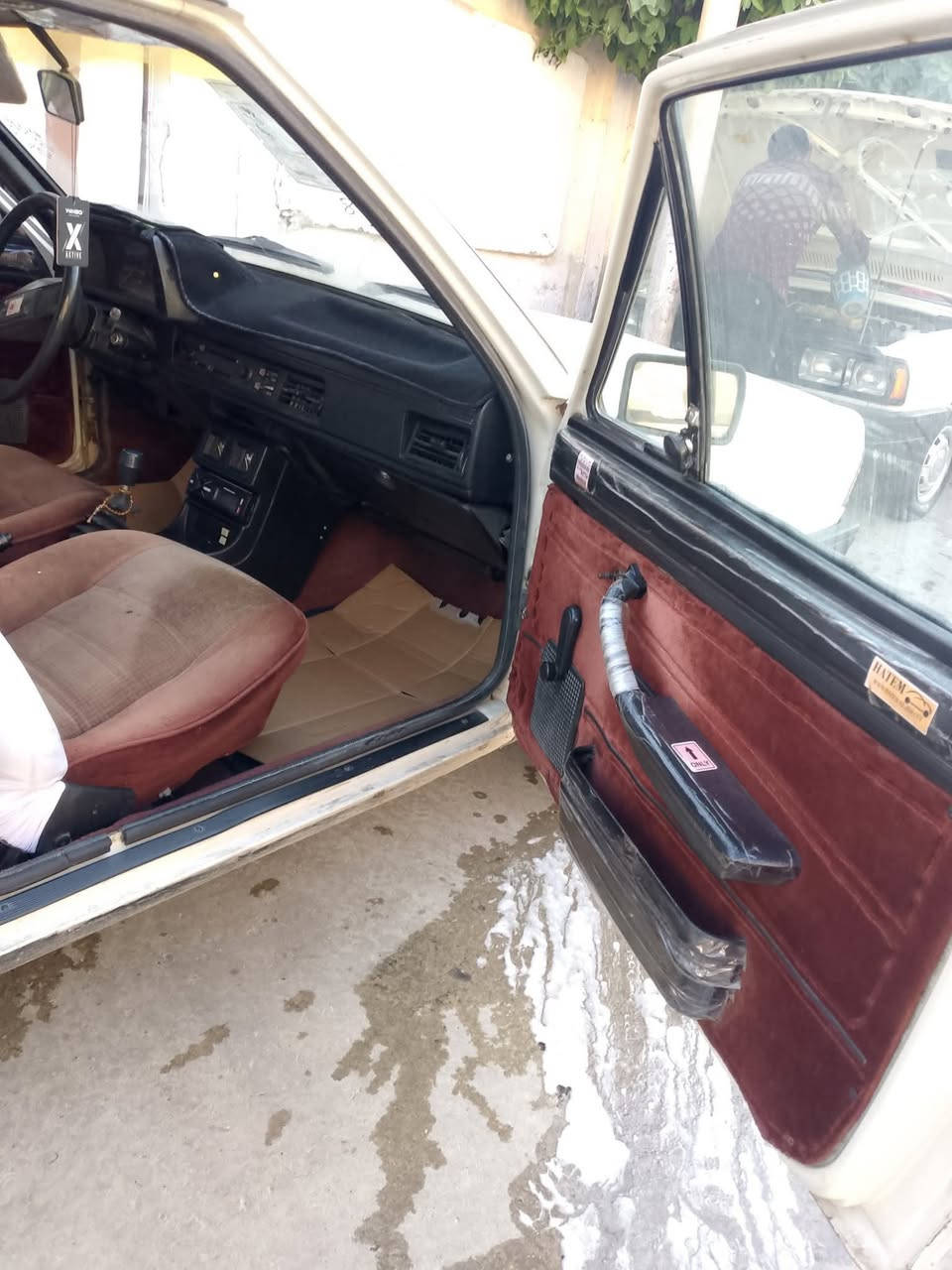 برازيلي للبيع
موديل 1987
رقم اجنبي بسمي سنويه 2030
كابون بنزين 
محرك 06 كير 4 نمر بلادي 
تبريد ثلج 🥶
تدفئه فول
السعر 33 وبيها مجال 
رقم الهاتف ***********
