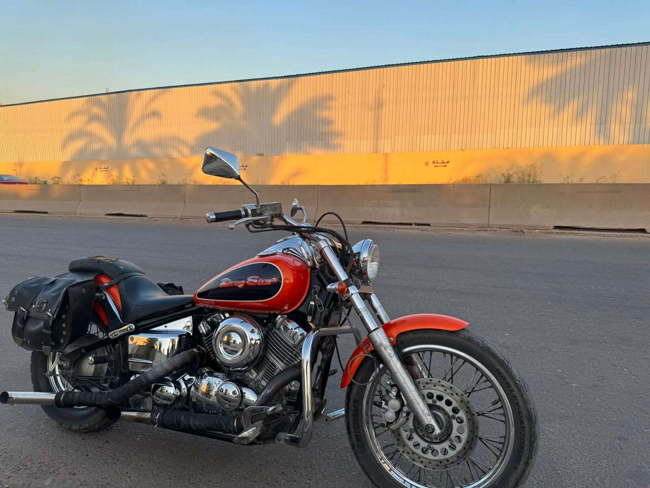 السلام عليكم شباب 
ياماها دراك ستار 400cc بدون رقم فقط اوراق كمركيه استنساخ ، والمكاتبه بأسمي ، الدراجه كشرها نظيف كلش وبلادي وكهربائياتها عل وضع الشركه بالاضافه محركها نظيف وما متعبه ابد وماشيه بس (12الف) عليها درع امامي وجنط وصالنصات رياضي وياهن كاتم ، سويتلها ادامه كابريتر وبلكات 

عليها ملاحظات : دبل امامي ينضح شوي وما يأثر ابد ، وتحتاج كلجات ، الشوته ناقصها برغيين تثبتها

سبب البيع:
طالب سادس

مكاني بغداد-الزعفرانيه

رقم الهاتف:*********** 
 واتساب فقط

السعر 13 ورقه وبيها مجال|

