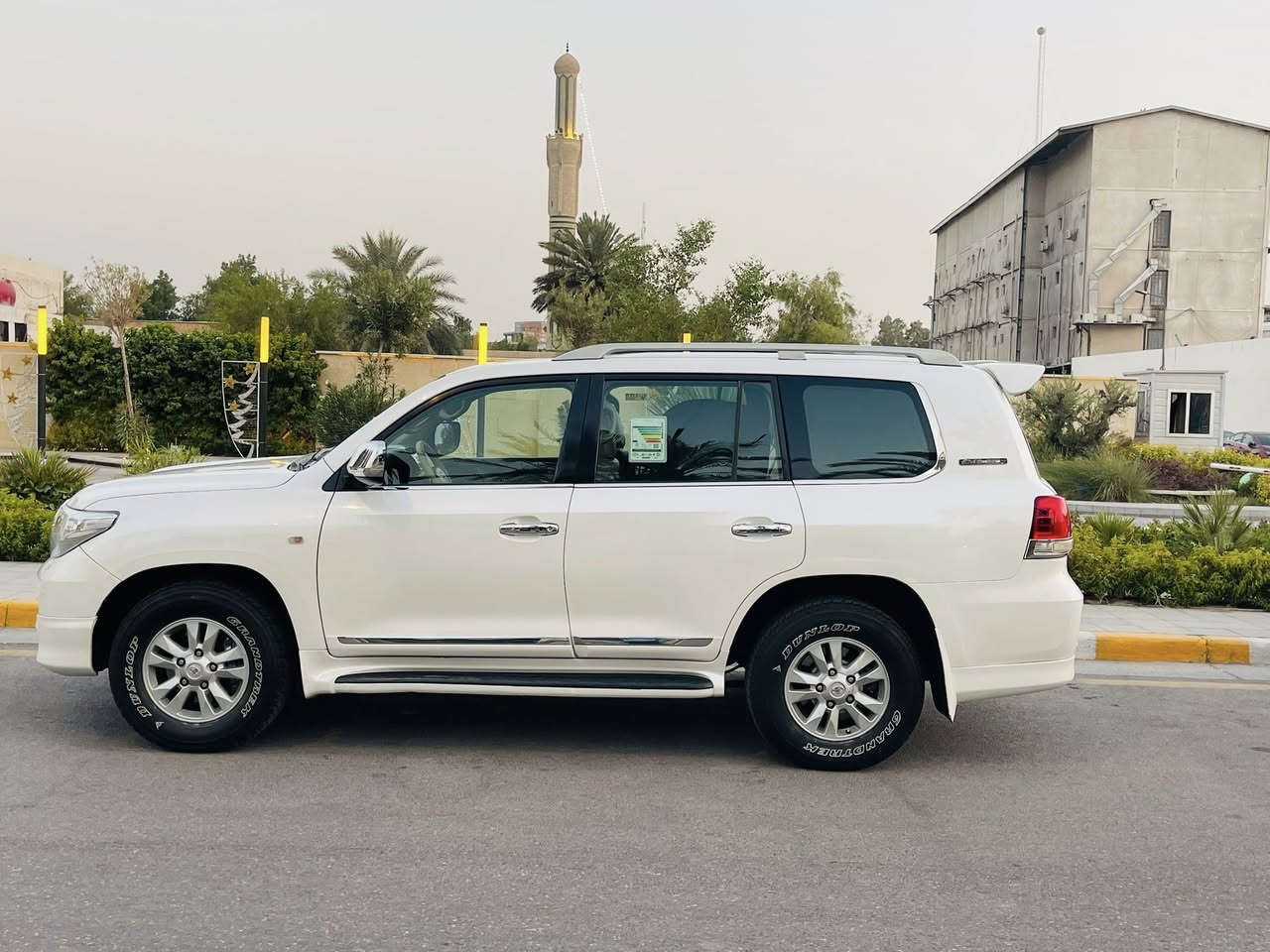 السلام عليكم 
من رخصه الادمن المحترم 
تويوتا لاندكروزر ٢٠٠٩ بريم سعودي ماشيه ١١٠ الف حقيقي 
رقم بغداد الدولي بإسمي 
داخل بيجي - ديڤيدي بالقمارة 
منظومة زينون كامله - شاشه اندرويد-كامره 
مري كهرباء - تبريد ٣ قطع ثلج ❄️
محرك - كير - صدر ( ممتاز) - ترايها كلش ناعم 
منظومة بريك كله جديد كامل 
السيارة بلادية صبغ فقط شي قليل بالجاملغ الامامي اثر شخط 
والباقي كله بلاد  .
السعر ( 32,000) بيها مجال حك الجيه .
مكان السيارة بغداد - اليرموك  ( *********** ).
