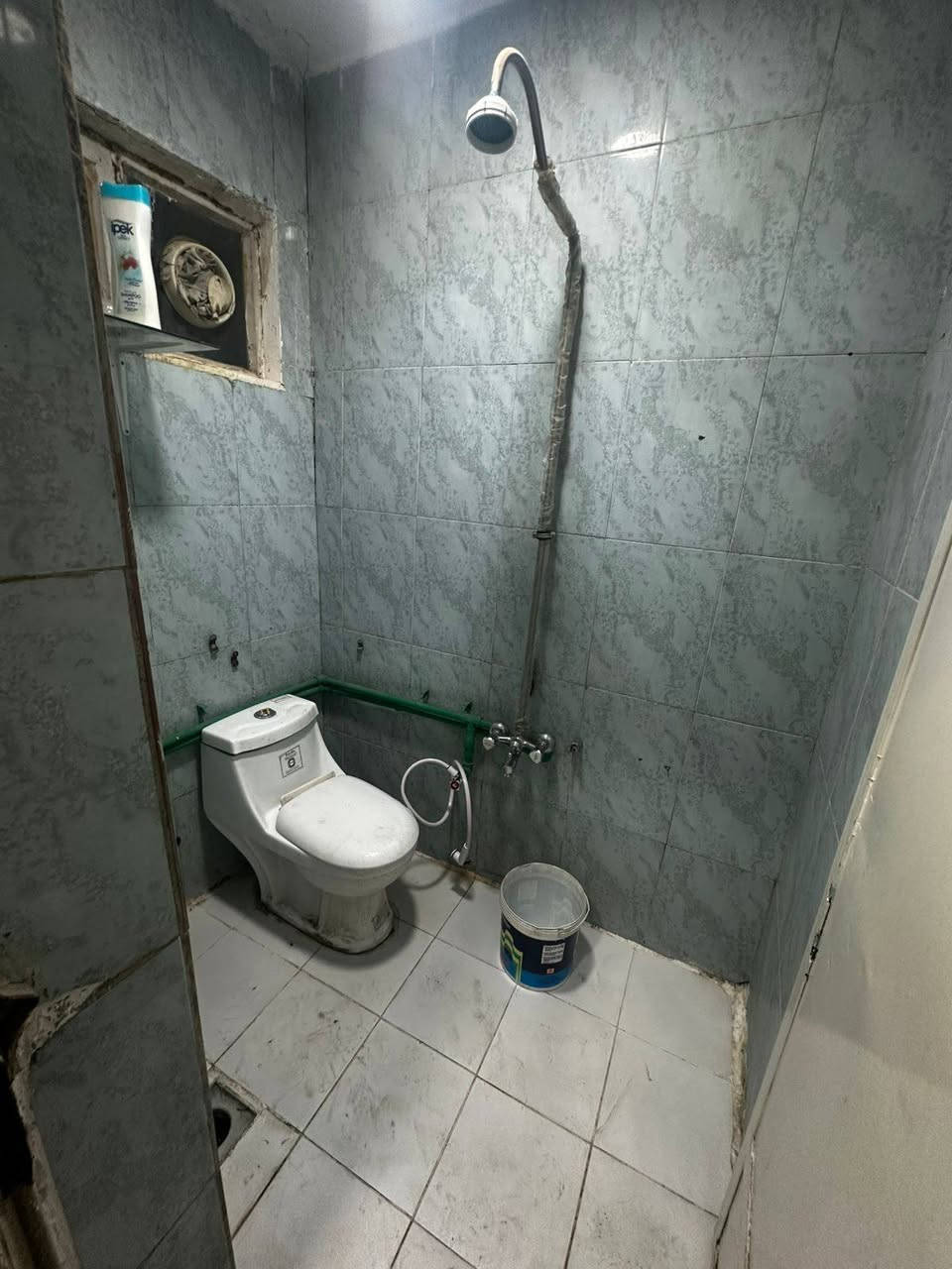 للطلاب والموظفين ....!
شقة مؤثثه " (بدون دلالية ورسوم اثاث ) 
الموقع: كرادة خارج شارع 62 موقع مميز كلشي متوفر وقريب على كل الجامعات (للطلاب)
تفاصيل الشقة:  نقص شخصين سكن مشترك  )كدامك بالصور + صحيات نظيفة ومطبخ جاهز

التواصل: *********** واتساب
الاجور (مناسبة للكل بدون دلاليه)
