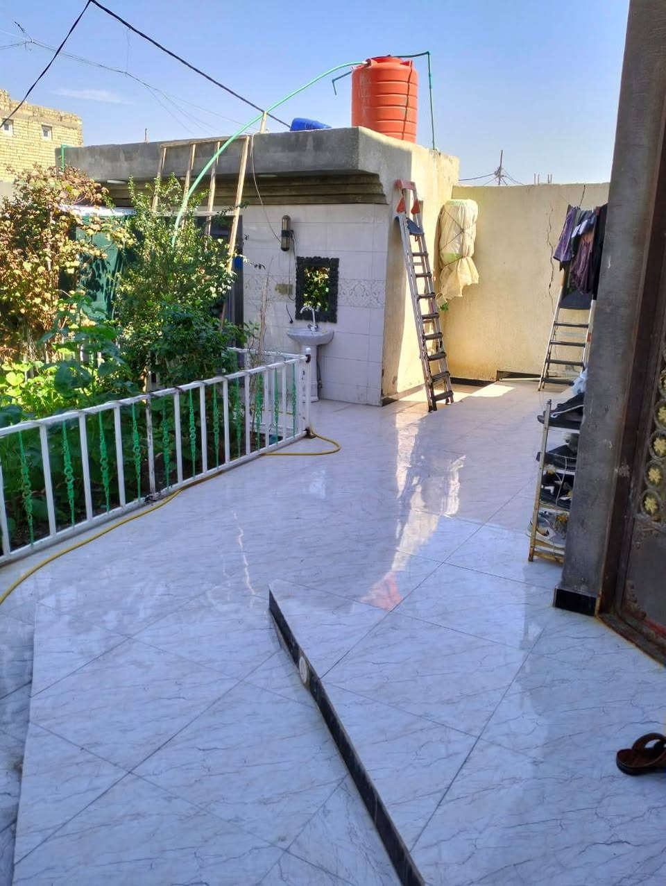 اسعد الله اوقتكم بكل خير احبتي
***********
دار سكن للبيع مساحه كليه 750 متر 

مساحه البناء 200 متر 

بناء بلوك درجة أول بيت حته ارضيه قلع وصب 

يتكون البيت  من غرف 3 نوم ديوان مطبخ هول صحيات دخلي وخارجي كراج سياره يسع 3 سيارات

حديقه خلف البيت وحديقه جدام البيت  
طابو ملك صرف زراعي عراقي وكاله ونسخه من طابو ملاك موجود حي يرزق 
مكان ابي الخصيب باب طويل القنطره
منطقه روعه ناس طيبين بشكل 
سعر 165 مليون بي مجال شراي
