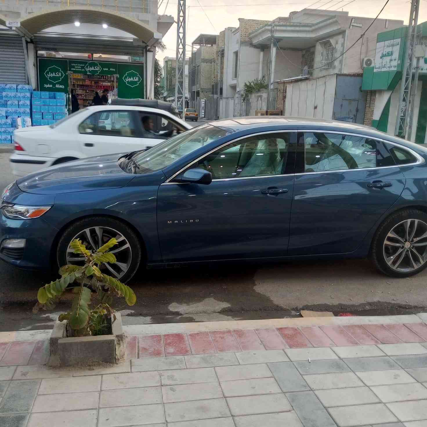 السلام عليكم.
شوفرليت ماليبو 
موديل 2024
فئة بريمير
مكينه 1500تيربو
المواصفات اوتو بارك
(1)- اللون ازرق
(2)- عداد المسافه :  8 الف كيلو 
(3)- -محرك 1500 تيربو 
(4)- كير 9 نمر
(5)- بصمة تشغيل وبصمة أبواب
(6)- تشغيل عن بعد 
(7)- ويل فراشه حجم 19
(9)- إشارة بالمراية
(10)- نقطة عمياء بل مراية
(11)- لايت زنون بلادي
(12)- لد أمامي 
(13)- فول تحكم ستيرن 
(14)- كشنات كهرباء 
(15)- تبريد قطعتين 
(16)- كشنات جلد ابيض بلادي 
(17)- تبريد كشنات 
(18)- تدفئة كشنات
(19)- كشن ذاكره خزن 
(20)- تدفئة ستيرن
(21)- صاج بلادي 
(22)- سماعات BOSS
(23)- مانع انزلاق
وبعد مواصفات بيها معروفة 
السيارة كللش جديدة 

#جاهزة من كل النواحي 
علما سيارة حرة تترقم جميع المحافظات 
السعر / 145

العنوان / العماره

للاستفسار/***********
