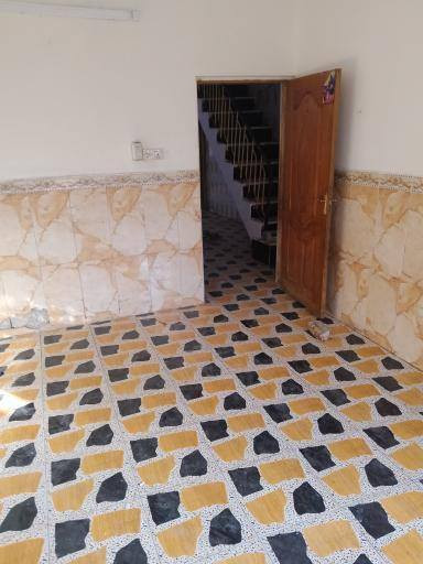 مشتمل للبيع مساحه ١٠٠م يحتوي على غرفه وهول ومطبخ وصحيات داخليه و خارجيه بيت كله سيراميك مرتب الحصوه الاولى للاستفسار *********** بي واتساب
