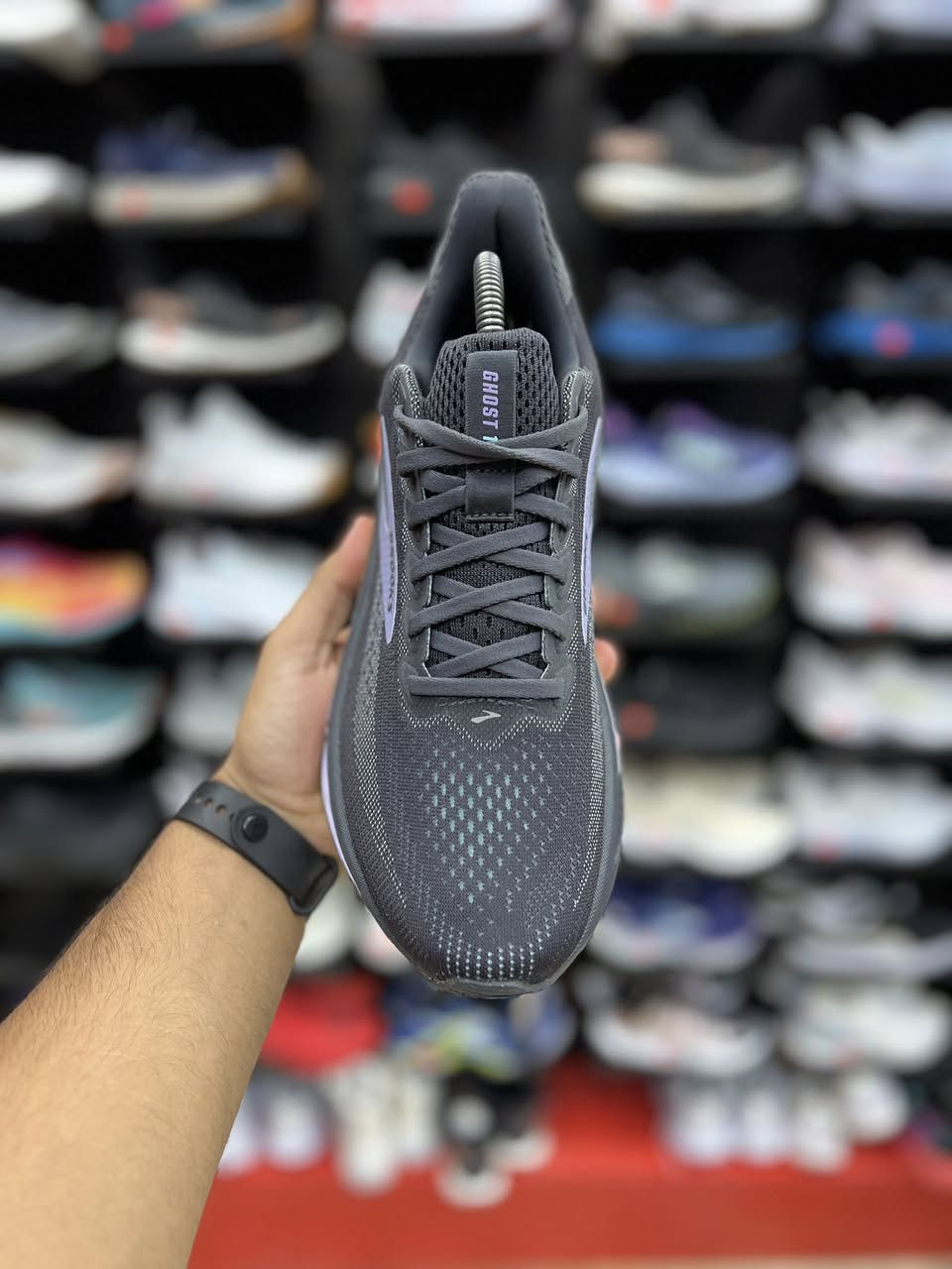 Brooks Ghost 17

نظام تبطين متطور: يحتوي على حشوة DNA LOFT v3 المعززة بالنيتروجين لتوفير نعومة فائقة وخفة في الوزن.
تصميم مريح: تم زيادة سماكة النعل بمقدار 3 ملم في مقدمة القدم و1 ملم في الكعب لامتصاص الصدمات بشكل أفضل مقارنة بالإصدارات السابقة.
تهوية ممتازة: الجزء العلوي مصنوع من الشبك الهوائي المزدوج (Air Mesh) الذي يمنح القدمين الدعم والتهوية اللازمة أثناء الحركة

قياس 42 القدم 27
السعر 95 الف

العنوآن نجف ملحق الروان
*********** واتساب
