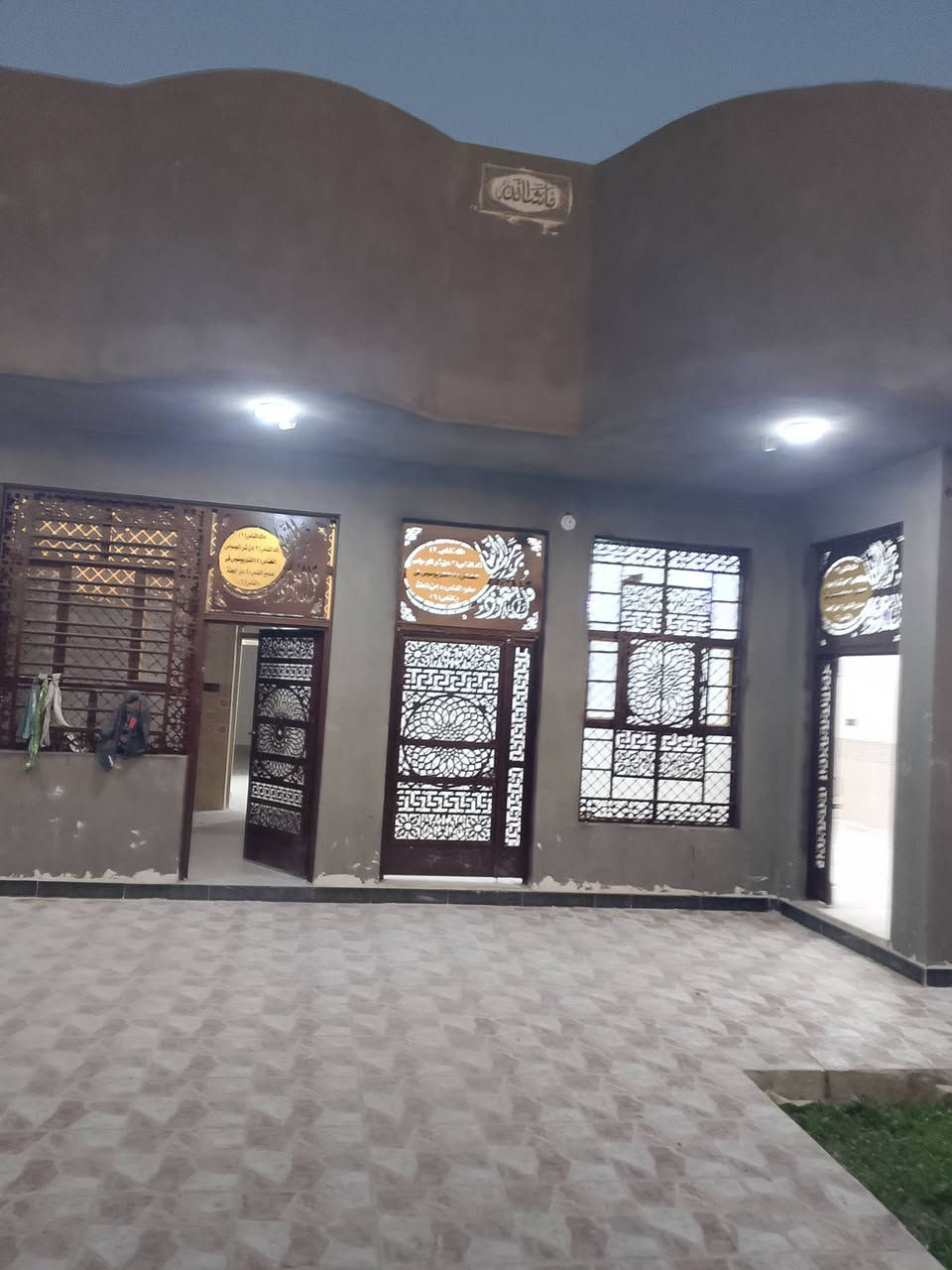 البيت للبيع طابو زراعي 300 متر سند 25 حي الامين الثاني مقابل المدارس خدمات كامله بناء 2025 ثلات غرف نوم استقبال مطبخ صاله صحيات داخل وخارج كراج حديقه البيت فارغ مامسكون سعر على الاتصال ***********
