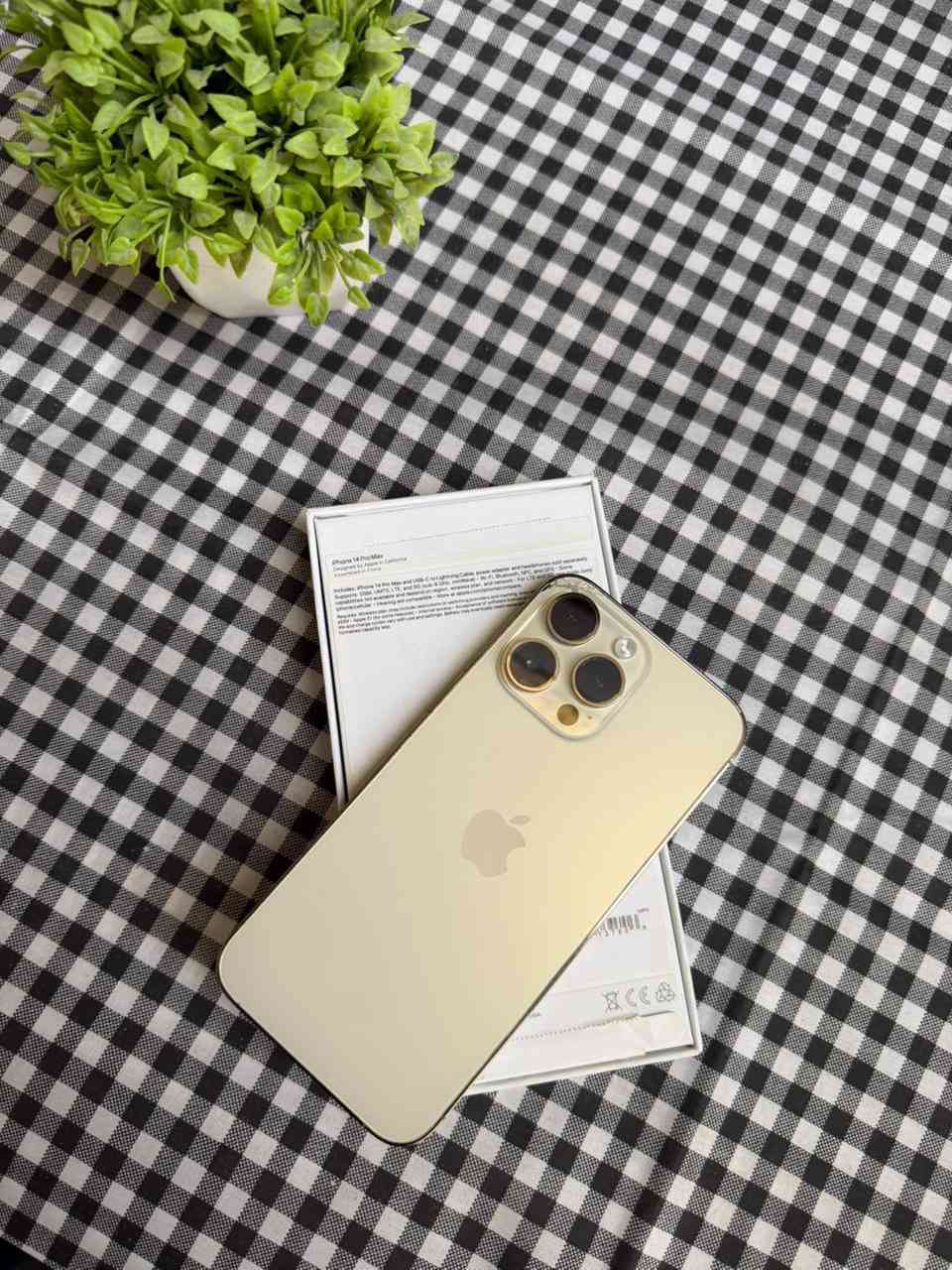 السلام عليكم 
ايفون 14 برو ماكس شرق اوسط 
ذاكره 256
لون ذهبي جهاز جديد جدا 
البطاريه 100‎%‎ 
مبدل بطاريه والضهر بي فطر مثل موضح بلصور 
جهاز تجي تاخذه مني من البيت 
مع ملحقاته يعني باكيت الاصلي 
للبيع فقط 
السعر 700 وبي مجال للعلم مستعجل ع البيع 
العنوان مناوي لجم 
***********
