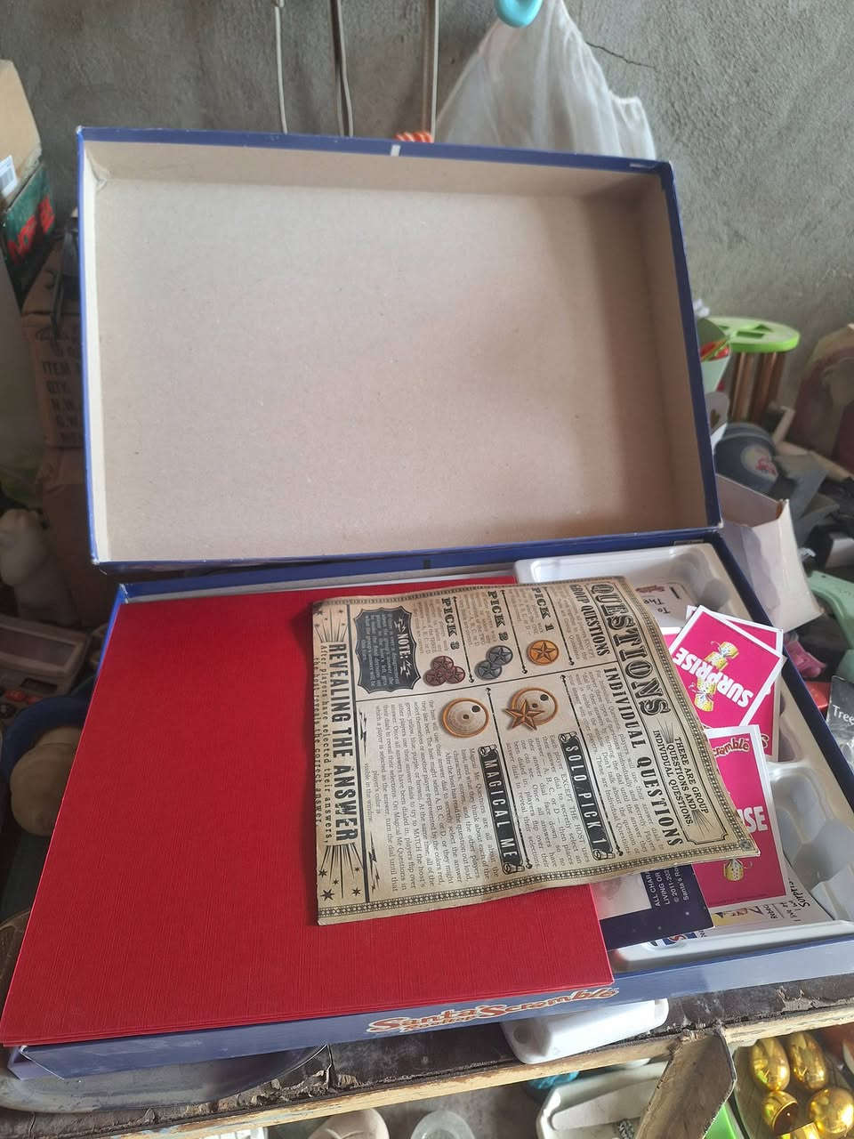 للبيع اللعبة العائلية الأكثر حماساً Santa's Scramble بحالة الوكالة 🎅🎁
"يا جماعة الخير، للي يدور على جمعة أهل وونسة بعيدة عن الموبايلات، عندي لكم هذي اللعبة اللوحية المميزة (Santa's Scramble Rooftop). اللعبة فكرتها رهيبة وتخلي الكل يتحمس!
​مواصفات اللعبة:
​الحالة: نظيفة جداً وكاملة بكل أغراضها (البطاقات، لوحة اللعب، والقطع).
​عدد اللاعبين: تجمع من 2 إلى 6 أشخاص، يعني تصلح لكل العائلة.
​العمر: مناسبة للأطفال والكبار (من عمر 5 سنوات فما فوق).
​هدف اللعبة: تعيش دور بابا نويل وتنافس البقية عشان توصل الهدايا للبيوت قبلهم! حماس مو طبيعي.
​ليش تشتريها؟
اللعبة أصلية (Made in Ireland) وجودة القطع والكرتون عالية جداً، وماركة Luz Java معروفة بألعابها الممتعة
واتساب***********.
