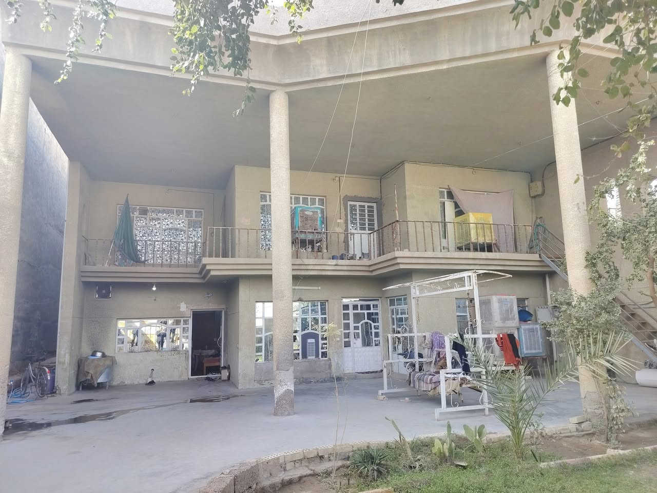 السلام عليكم
اللهم صل على محمد وآل محمد
فرصه استثماريه موقع تجاري مميز دار للبيع الموقع الورديه الشارع العام زراعي سند ٢٥ المساحه ٤١٦ متر مربع بالسند بالإضافة إلى مساحه كبيره امام البيت واصله إلى رصيف الشارع العام البيت طابقين يتكون من استقبال واسعه ٤ ×٩ وغرف نوم  ٤×٦ عدد ٣ وغرف ٤ ×٣ عدد ٢ وغرفة اطفال بالإضافة إلى مطبخين الاول ٥ ×٥ والثاني ٣×٢ وصالتين قياسات كبيره وصحيات تواليت وحمام عدد ٦ وترك على طول مساحة البيت وخلف البيت ترك ٤ متر بناء طابوق بيت مرتب ويصلح ان يكون مدرسة اهليه او مجمع تجاري او اي مشروع تجاري بالإضافة إلى المساحه الموجودة خارج البيت تصلح ان تكون محلات او اي مشروع ثاني الموقع مجاور ستار عماره وحسين القريشي حداد السيارات ومقابل انشائية الربيعي لتفاصيل أكثر الاتصال على الرقم *********** متوفر واتساب لمعرفة التفاصيل والسعر
