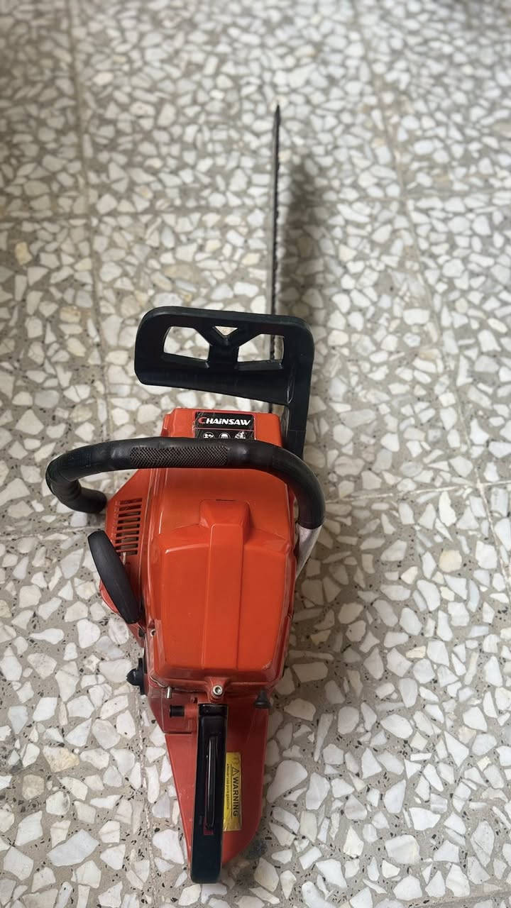 سلام عليكم منشار   يستخدم لتقطيع الاشجار المزلي والحدائق يعمل ع البانزين  اخو الجديد السعر   125 الف مكاني بغداد تقاطع درويش رقمي ***********
