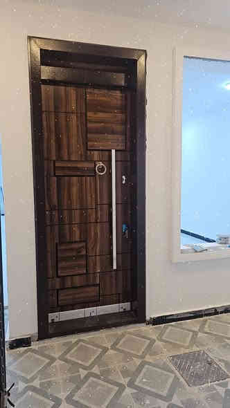 سلام عليكم بيت مساحة  ١٠٦ متر طابو صرف بناء حديث درجة ولى  شارع ١٢ متر دورة ابو دشير خلف السوك  يحتوي على صالة مطبخ غرفتين نوم خدمات عدد 2 مناور عدد 2 لاستفسار ***********
