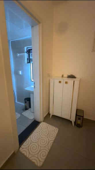 🛑شقة مؤثثة للايجار 🛑
مجمع السلام السكني 
المساحة ١١٣
غرفتين نوم وحمامين ومطبخ وصالة +بالكون كبير 
الشقة مؤثثة اثاث حديث
السعر مليون 
التواصل
***********
