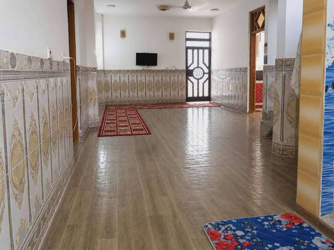 بيت للبيع – فرصة للسكن العائلي #السعر٥٥مليون وقابل للعملة
🏡 بيت جاهز للسكن ومن جميع النواحي
 📍 الموقع: منطقة الجوت – ثاني بيت على الشارع، مقابل بيت أبو مهدي الجوراني  شارع الملعب الكبير 
📐 مساحة البيت: 310 متر جنس العقار زراعي  مع قطعة أرض إضافية بمساحة 250 متر مزروعة بالنخيل
 ✅ تصلح حديقة واسعة للبيت
 ✅ كما تصلح قطعة سكنية مستقلة
⭐ موقع مميز وقريب من الشارع والخدمات ⭐ فرصة مناسبة للسكن والاستثمار معاً
📞 للاستفسار والمعاينة: 
‪*********** ☎️☎️
*********** ☎️☎️
🔹 السعر مناسب ٥٥ مليون فقط 
🔹 للحجز والاستفسار الاتصال مباشرة 🔹 مكتب عقار العبود لخدمات بيع وشراء العقارات والأراضي.
