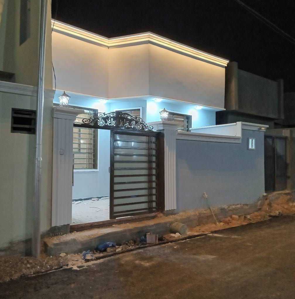 ١٥٠متر غرفتين وصاله ومطبخ وستقبال وحمامات داخليه وخارجيه العنوان نجف الاشرف مقابيل قريه القدير عمود ٢٨٢مقابل مكتب التساهل ***********اتساب بناء حديث غير مسكون بناء حديث وخدمات مرتبه تبليط للباب ماء كهرباء موقعه حلو السعر ٥٠ غفل بدون عمله النجف, العراق
