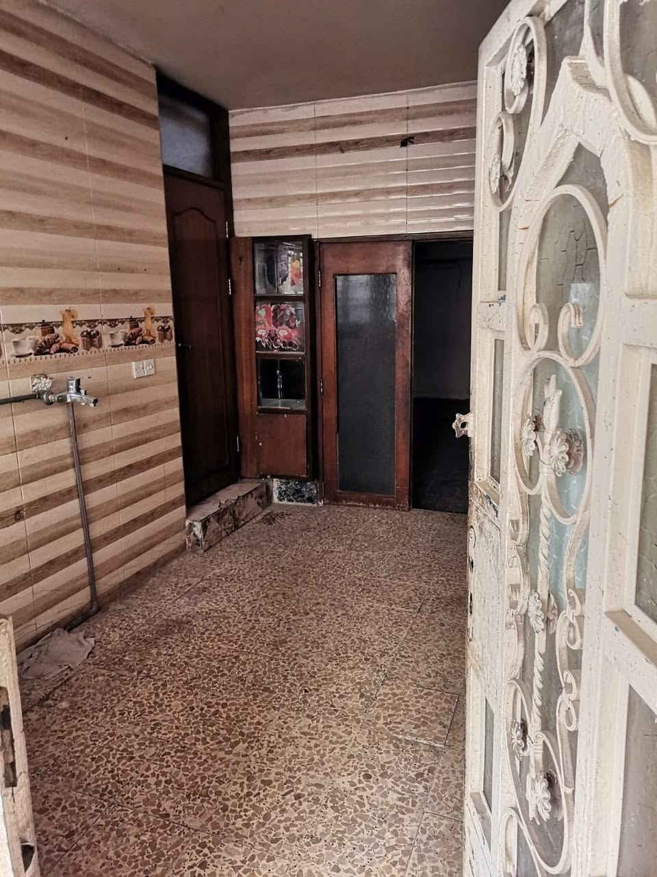 السلام عليكم

دار ٦٨م واقع حال ٧٠م

واجهه ٥ونص نزال ١٢ونص

٣طوابق

صاله
مطبخ
حولي
٣نوم
حمامات
مدخل شارع مرطبات عسل
من ضمن الركن التجاري

السعر 155مليون والتفاوض مع صاحب العقار

غزاليه شارع الضغط 
للإستفسار (***********)
