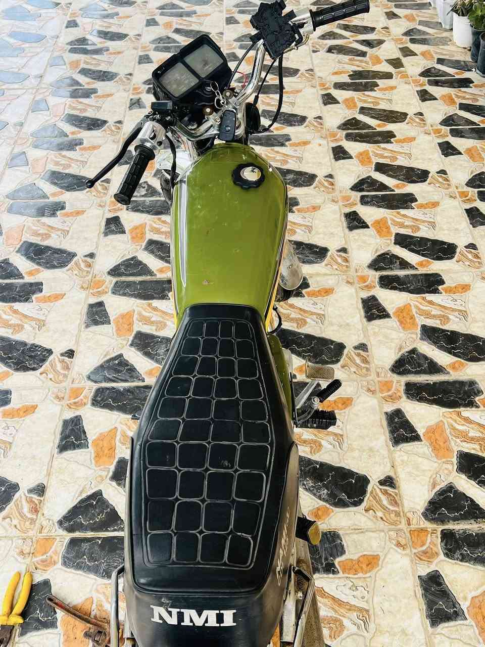 السلام عليكم ماطور للبيع النوعً نامه  موديل. 21   محرك  25 جديد  تانكي جديد  لايت شغال  تايرات جدد الماطور جاهز ماعايزه. شي  السعر 350    المكان العلم. رقم الهاتف ***********  🏍️🔥
