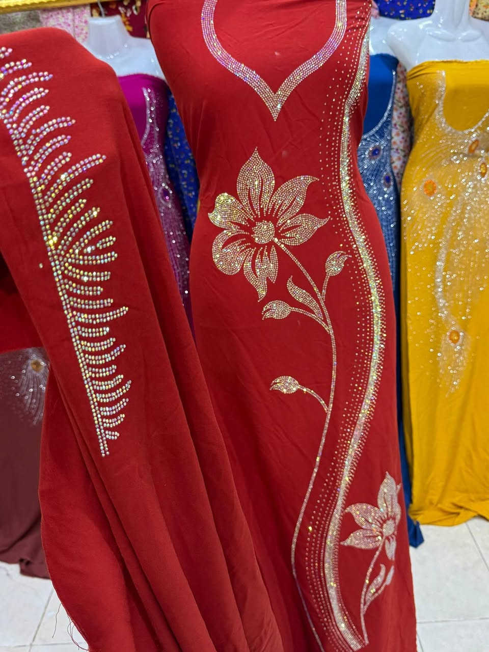 نقشات الجديده نقش كامل 🌺

شذر الاصلي منقوش للكاع مع الردن  
قماش كشمير كابوي مطاط الاصلي 
القطعه مترين ونص 

سعر القطعه 15.000 
متوفر جمله ومفرد 
توصيل جميع محافضات العراق 5.000


**إذا كنت صاحب هذا الإعلان وتريد حذفه لأي سبب، رجاءا أرسل رسالة إلى الدعم الفني**