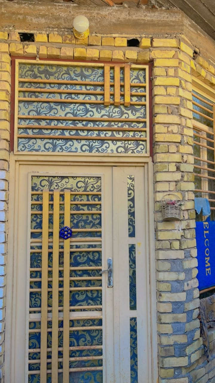 ع بركات الله بيت للبيع مستعجل ع بيع البيت مساحه 150 متر مربع يتكون مت استقبال وصاله وغرف نوم اثنين وصحيات ومناور اثنين 

التواصل ع الرقم ‭0776 593 2515‬
