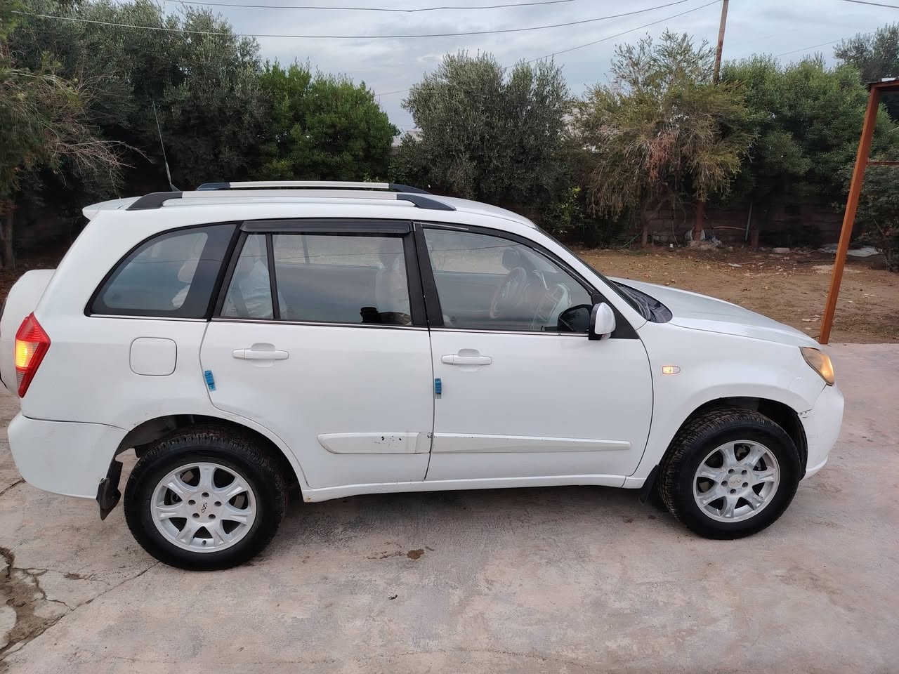 للبيع شيري تيكو موديل 2014 رقم اربيل حره بسمي هزة مامنتهي بيها كابون بانزين تحويل ثاني يوم مكينه 2000 كير ميكانيك المرغوب ماشيه 179/ الف حقيقي مكفوله من الضربه  بدون صبغ. فقط الجاملغ الخلفي مصبوغ..جاهزة كير مكينه صدر تخم تاير تدفئة تبريد كهربائيات مابيها اي نقص خير من الله والسياره احله من الصور بلحقيقه السعر70/$  وبيها مجال  للطيبين مكانها الموصل  للستفسار ***********
