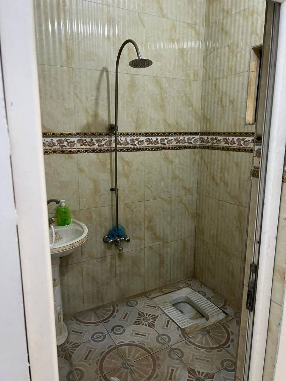 يا الله 

السلام وعليكم 

عندي بيت الى الايجار مساحه 70 متر طابقين نضيف 

بي استقبال ومطبخ وصحيات وطرمه و ترك 

و فوك غرفتين نوم و صحيات و سطح 

ايجار البيت 500 و بي مجال 

موقع البيت منطقه الشعب شارع عدن خلف مطعم حجي عادل 

اتصال على الهاتف 

***********

مكتب العقار 
سيف السراي و ابو نور
