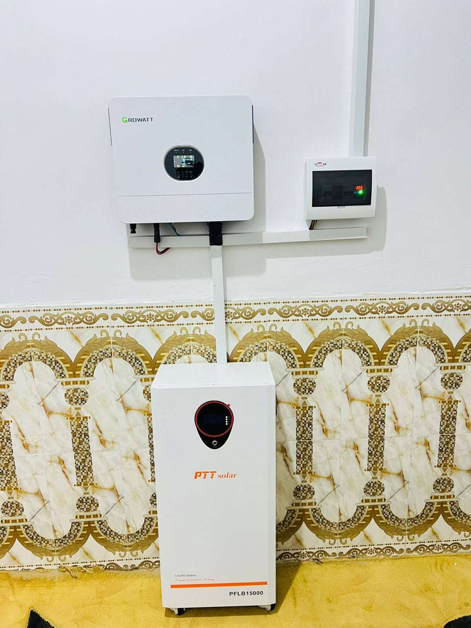 مبروك لصاحب المنظومة! هذا العتاد يعتبر من الفئات الراقية (High-end) في السوق حالياً، واختيار المكونات ينم عن فهم جيد للجودة والكفاءة.
إليك تحليل تقني بسيط للمنظومة وما يمكن أن تقدمه من أداء:
1. العقل المدبر: إنفيرتر كرواط (Growatt) 6kW
تعتبر ماركة Growatt من العلامات الرائدة عالمياً. قدرة 6 كيلو واط ممتازة جداً للمنازل، فهي تمنحك استقراراً عالياً وقدرة على التعامل مع أحمال قوية (مثل المكيفات، السخانات، أو مضخات الماء) بسلاسة.
2. مخزن الطاقة: بطارية PTT بقدرة 15kWh
هنا تكمن القوة الحقيقية للمنظومة. سعة 15 كيلو واط/ساعة هي سعة ضخمة جداً:
• الاستمرارية: تضمن لك تشغيل الـ 15 أمبير لفترات طويلة خلال الليل دون قلق من نفاذ الشحن سريعاً.
• العمر الافتراضي: بطاريات الليثيوم من هذا النوع تمتاز بعدد دورات شحن وتفريغ كبيرة، مما يجعلها استثماراً طويل الأمد (تصل إلى 10 سنوات أو أكثر حسب الاستخدام).
3. المصدر: 8 ألواح امتياز (Imtiaz)
ألواح امتياز معروفة في السوق المحلية بكفاءتها العالية وتوافقها مع الأجواء الحارة.
• توليد الطاقة: 8 ألواح عادة ما تعطي إنتاجية تتراوح بين 4.4 إلى 4.8 كيلو واط (حسب قدرة اللوح الواحد، غالباً 550W أو 600W).
• الأداء: هذا العدد كافٍ جداً لشحن البطارية الـ 15 كيلو واط خلال نهار مشمس مع تشغيل أحمال المنزل في نفس الوقت.
جدول ملخص القدرة التشغيلية
الاستفسار والتواصل المدير التنفيذي لشركة أستاذ حذيفة البوحسيب ***********
