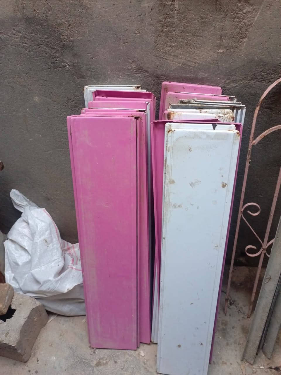 السلام عليكم رفوف للبيع نضيفات العدد 30 الرقم ***********
