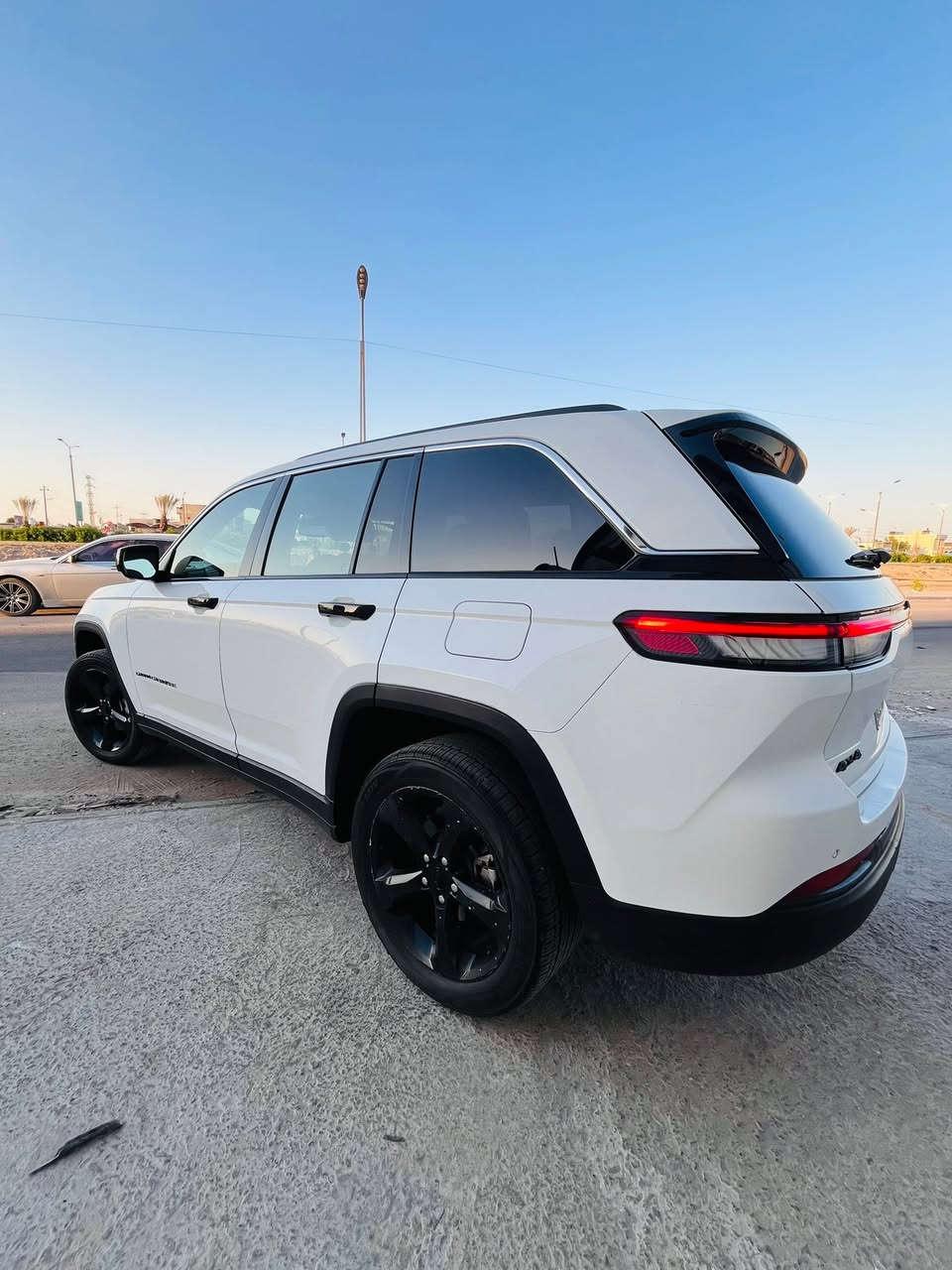 للبيع 
جيب كراند شيروكي 
موديل 2023 
وارد كندي🇨🇦
📍 رقم أربيل دولي 
🚘 ماشية: 32 ألف ميل 

✅ التقرير مرفق مع الصور 
⭐ المواصفات
* دفع رباعي 4×4
* قيادة ذاتية مع تتبع المسار والمنعطفات
* رادار أمامي ومانع تصادم
* تحذير الخروج عن المسار
* تحذير النقطة العمياء
* تحذير التقاطعات
* كاميرا  خلفية
* شاشة وسطية 10.1 إنج
* شاشة عدادات رقمية 12 إنج
* خرائط GPS
* نظام صوتي McIntosh مع 19 سماعة
* شاحن لاسلكي
* بصمة على 5 أبواب
* تشغيل عن بعد
* صندوق خلفي كهربائي
* تبريد وتدفئة للمقاعد الأمامية والخلفية
* حساسات خلفية
* تدفئة مقود
* مثبت ومحدد سرعة
* نظام تشغيل وإطفاء أوتوماتيكي
السعر 270$
📞 للاستفسار:
***********
